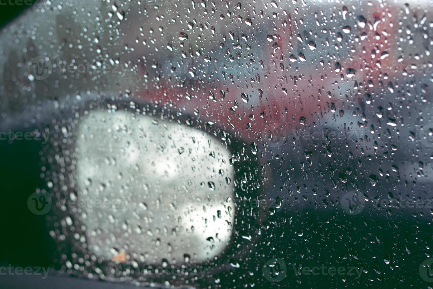 gouttes de pluie sur le rétroviseur et la fenêtre de la voiture. mise au point sélective. photo