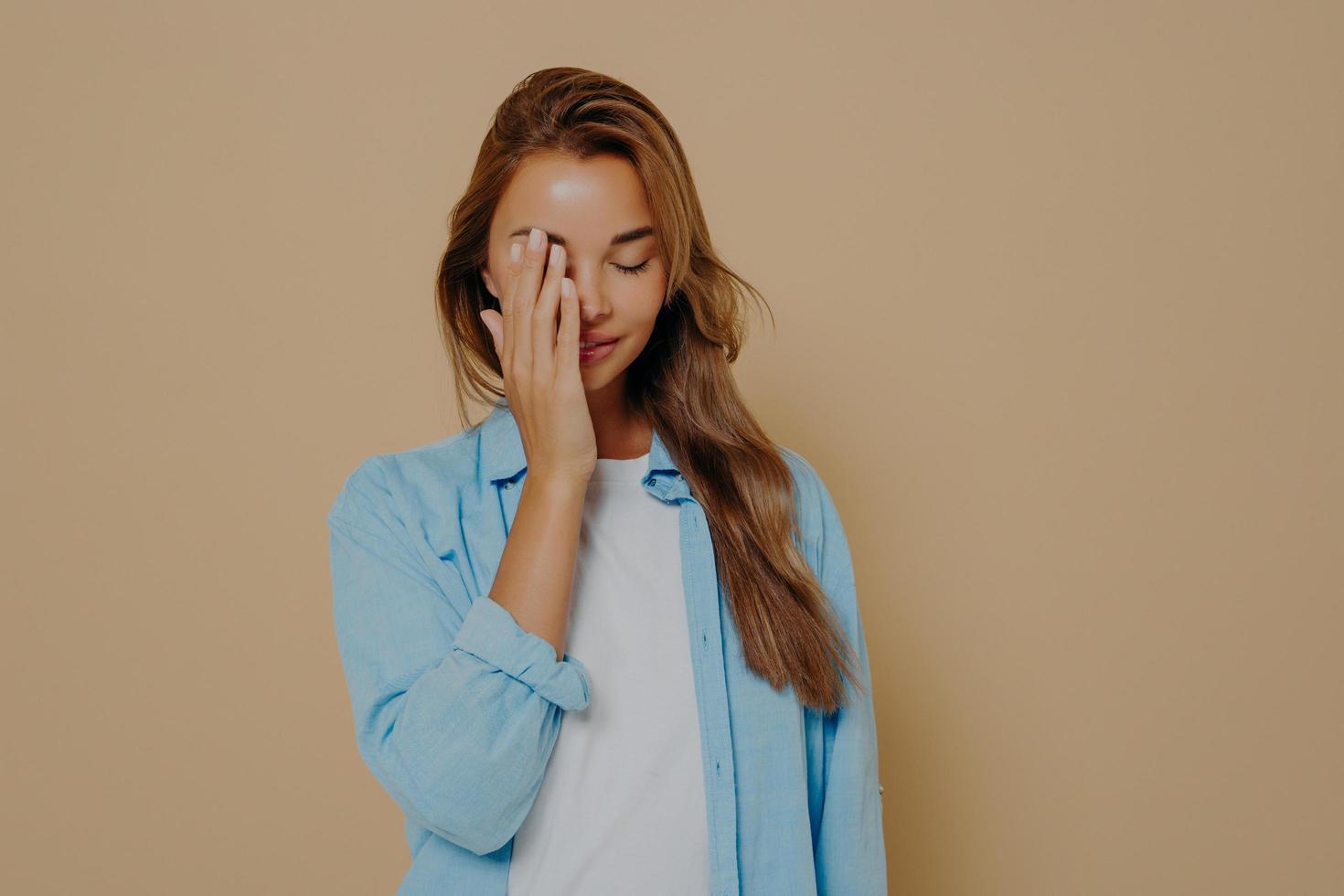 portrait de jeune femme fatiguée et agacée qui pose en studio photo