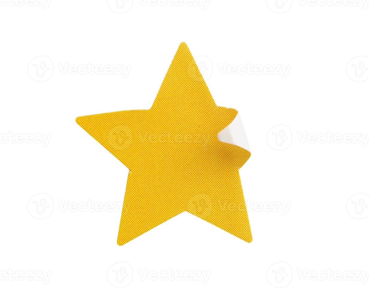 Étiquette autocollante en papier en forme d'étoile jaune isolée sur fond blanc photo
