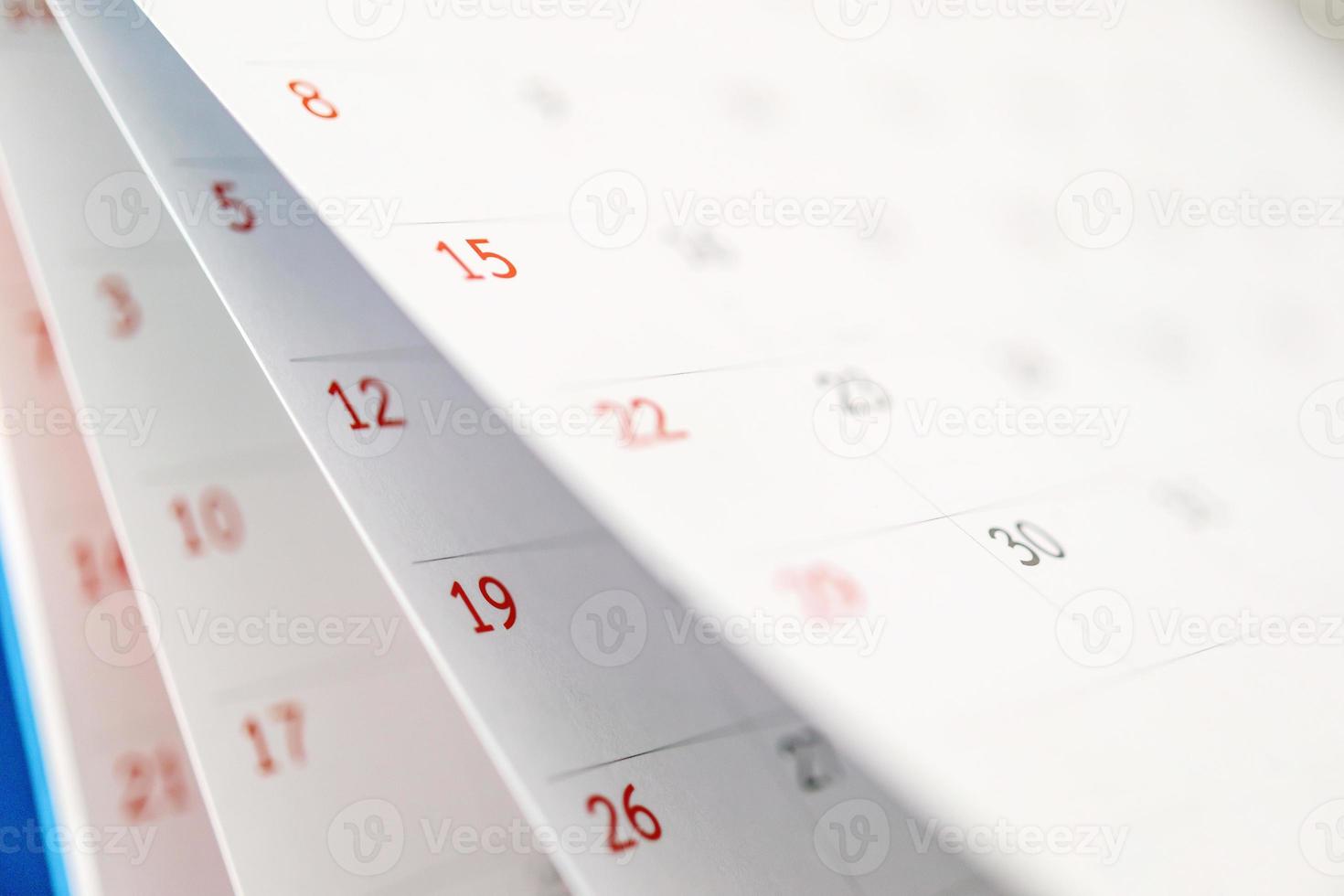 feuille de retournement de page de calendrier gros plan sur fond de table de bureau concept de réunion de rendez-vous de planification d'horaire d'entreprise photo