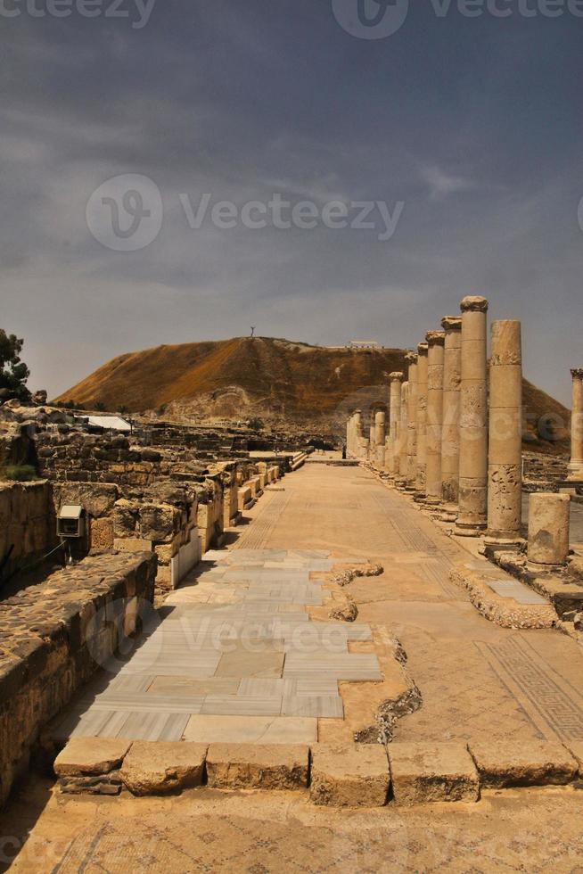 une vue sur la vieille ville romaine de beit shean en israël photo