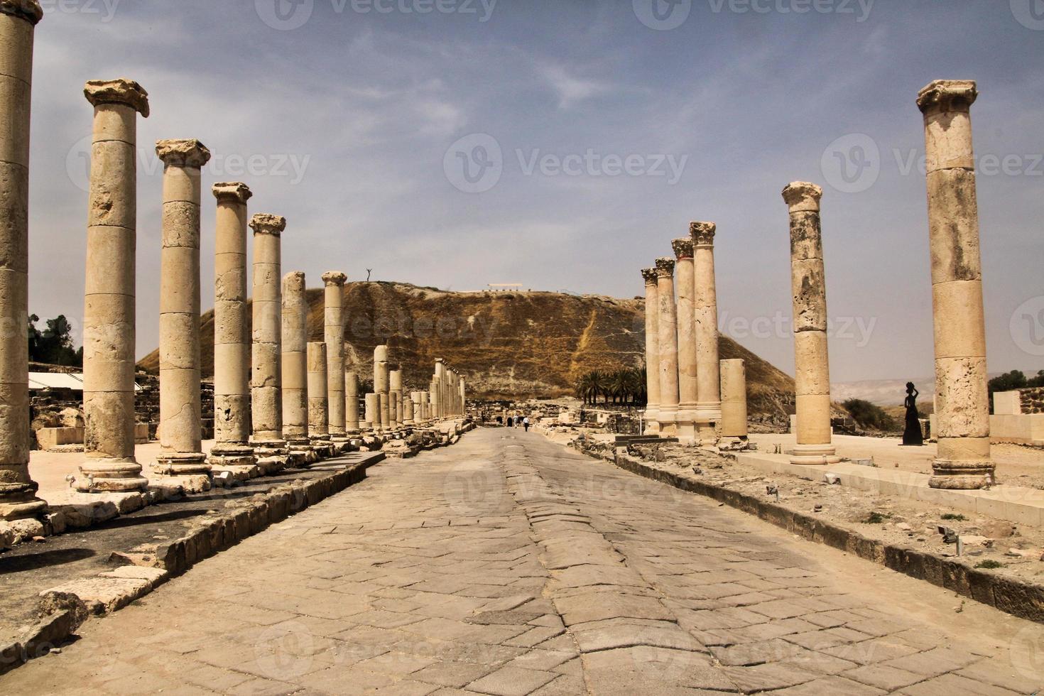 une vue sur la vieille ville romaine de beit shean en israël photo