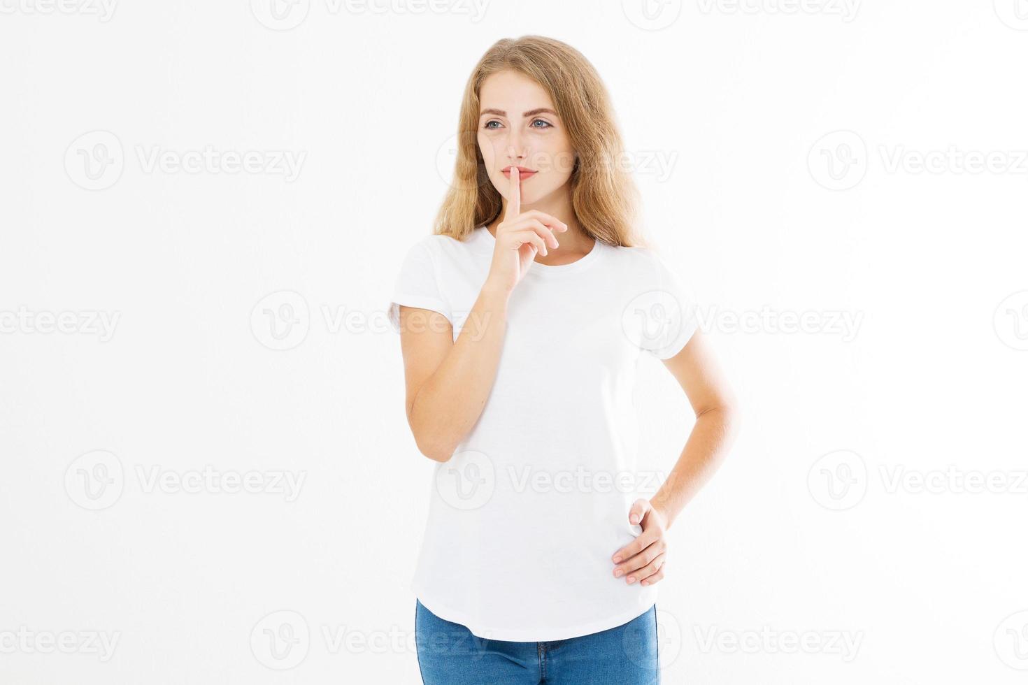 signe chut. jeune femme montrant un geste chut pour garder le silence. fille en t-shirt blanc modèle garder un secret. endroit calme et temps de silence. copie espace photo