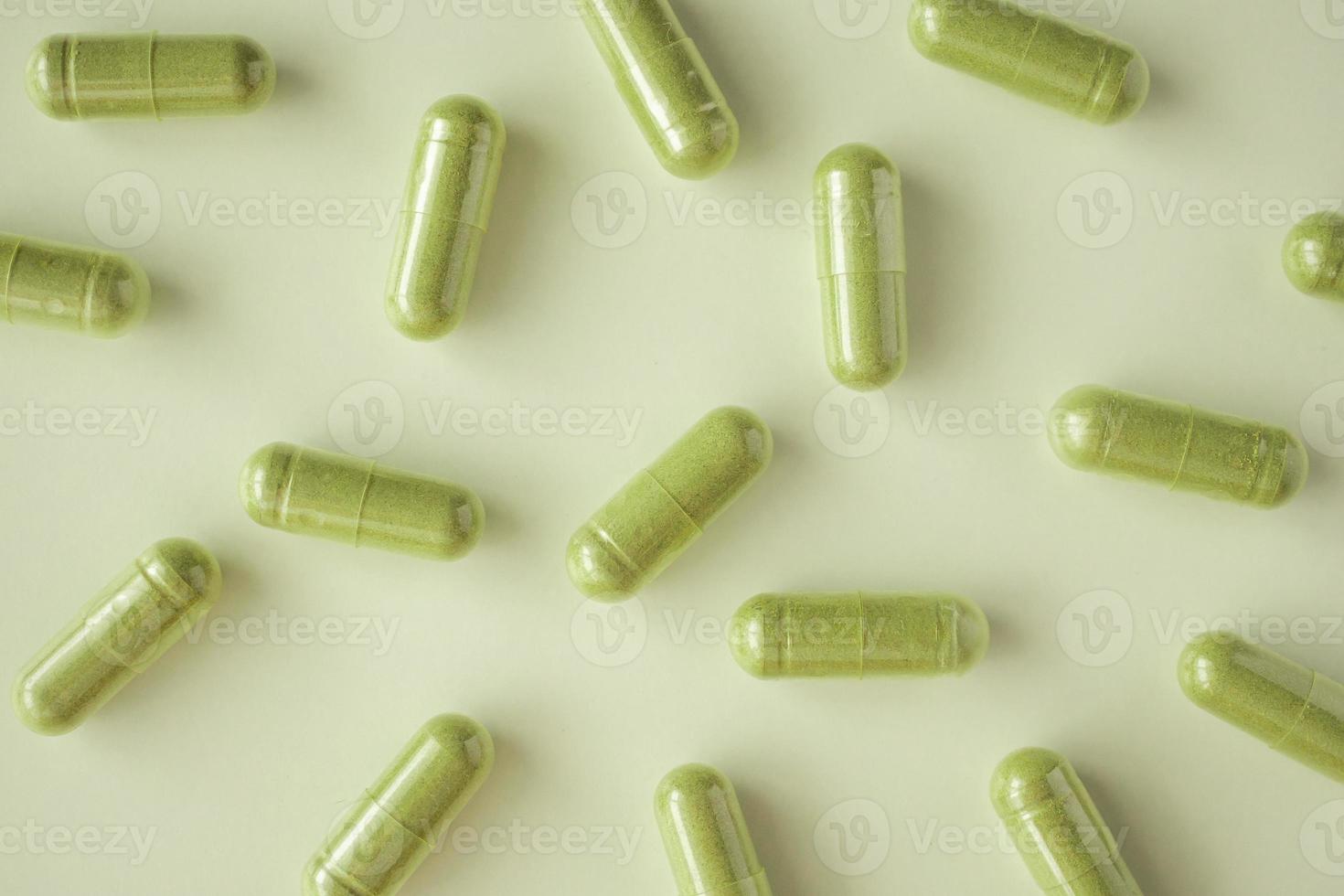 capsules de phytothérapie sur fond blanc photo