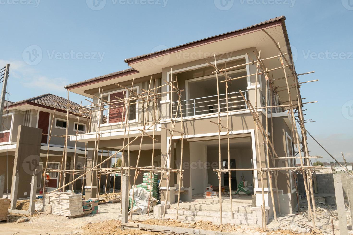 construction d'une nouvelle maison résidentielle en cours sur le chantier photo