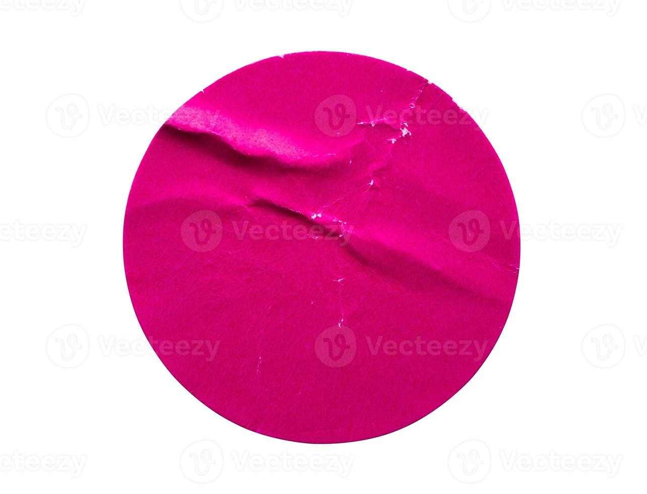 Étiquette autocollante en papier adhésif rond rose vierge isolé sur fond blanc photo
