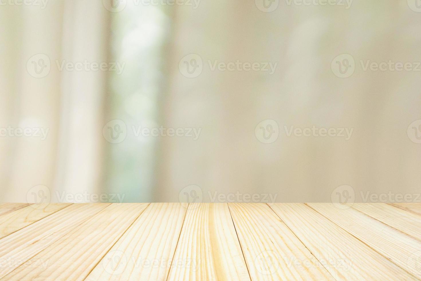 plateau de table en bois vide avec rideau de fenêtre arrière-plan flou abstrait pour l'affichage du produit photo