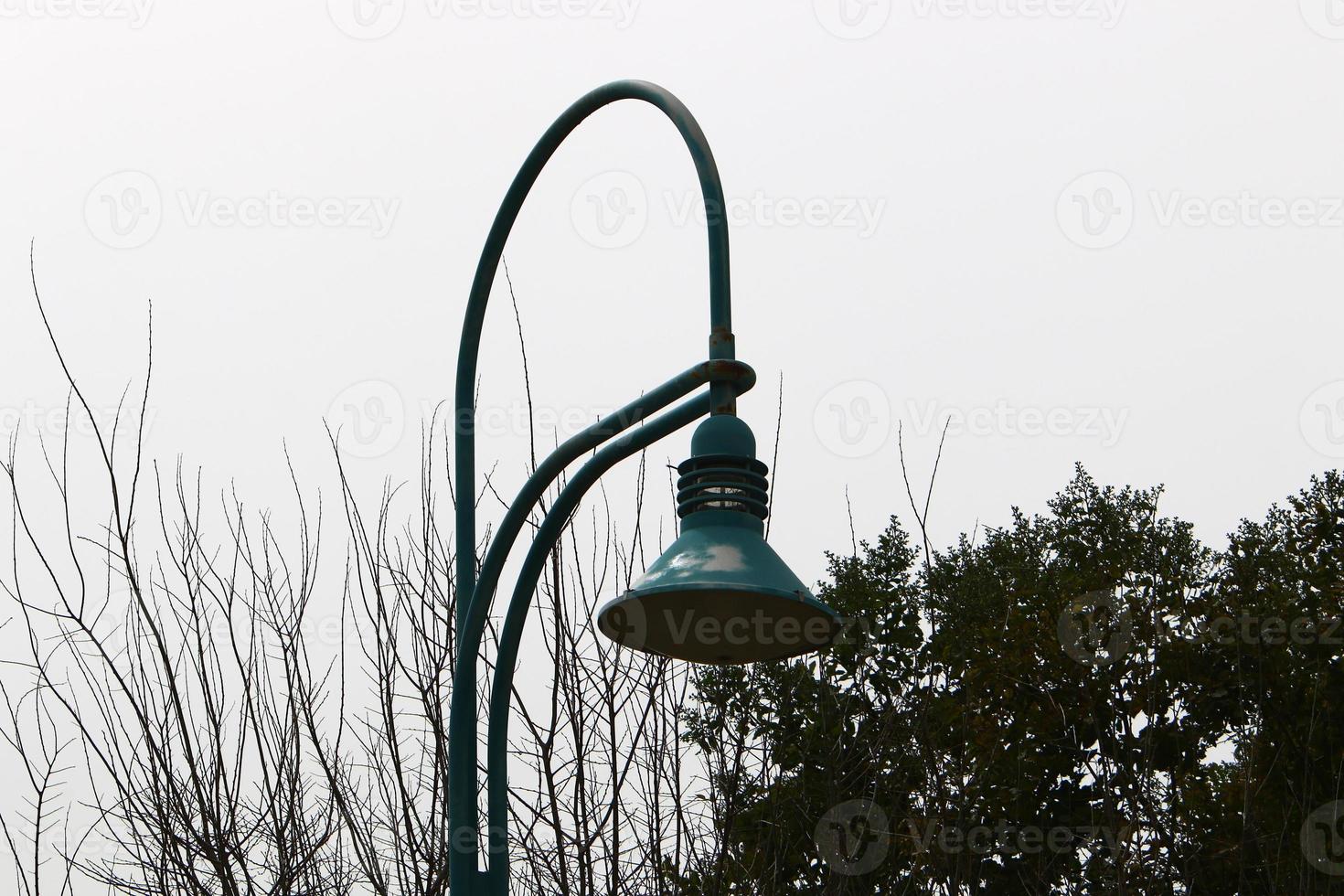 lanterne pour illuminer la rue de la ville la nuit. photo