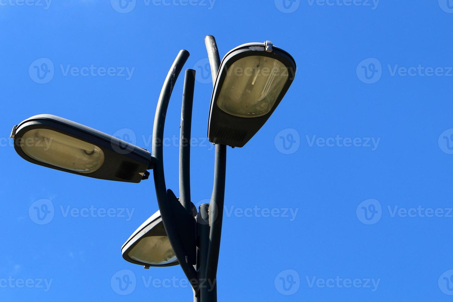 lanterne pour illuminer la rue de la ville la nuit. photo