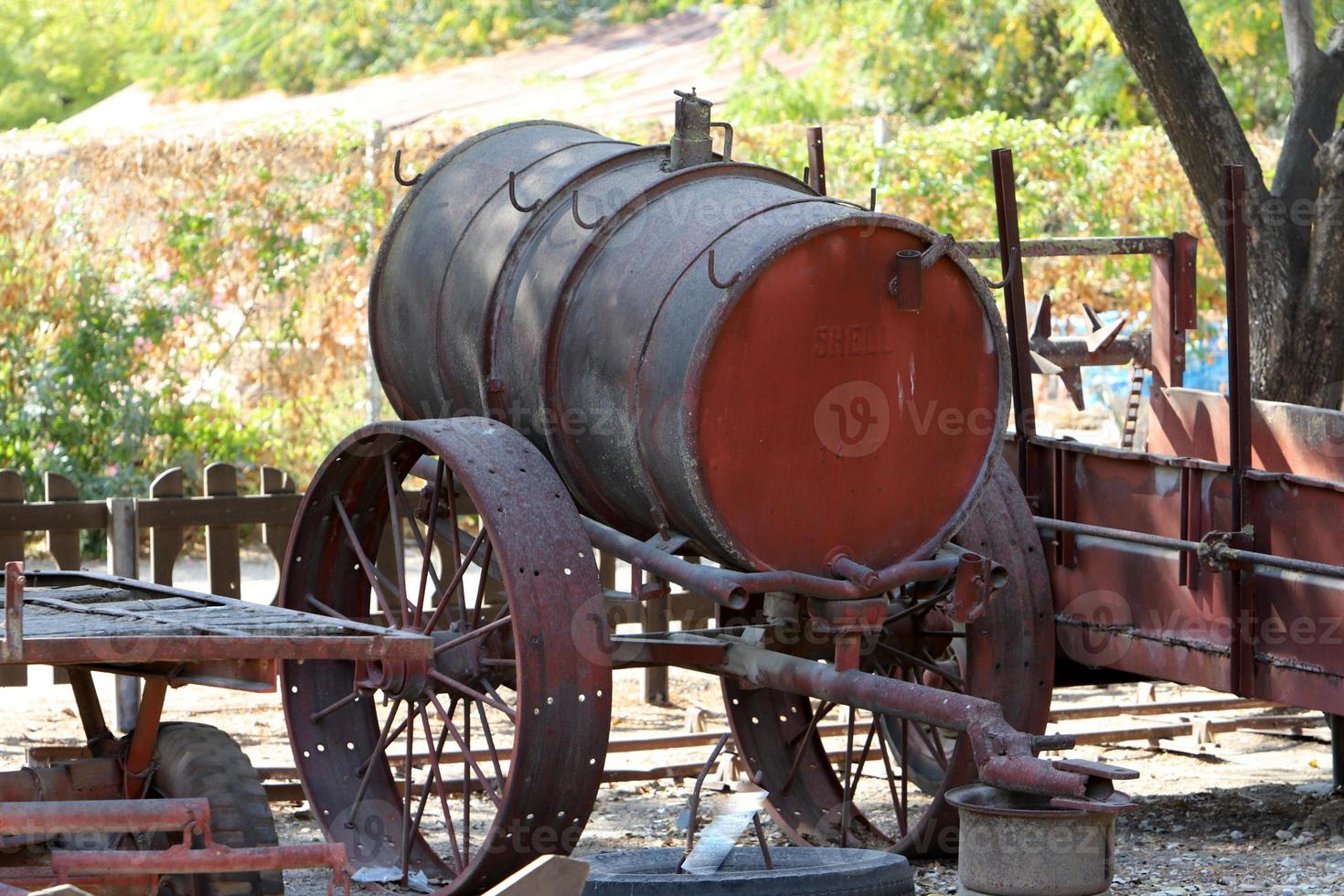 de vieilles machines agricoles se dressent dans la rue en israël et rouillent photo