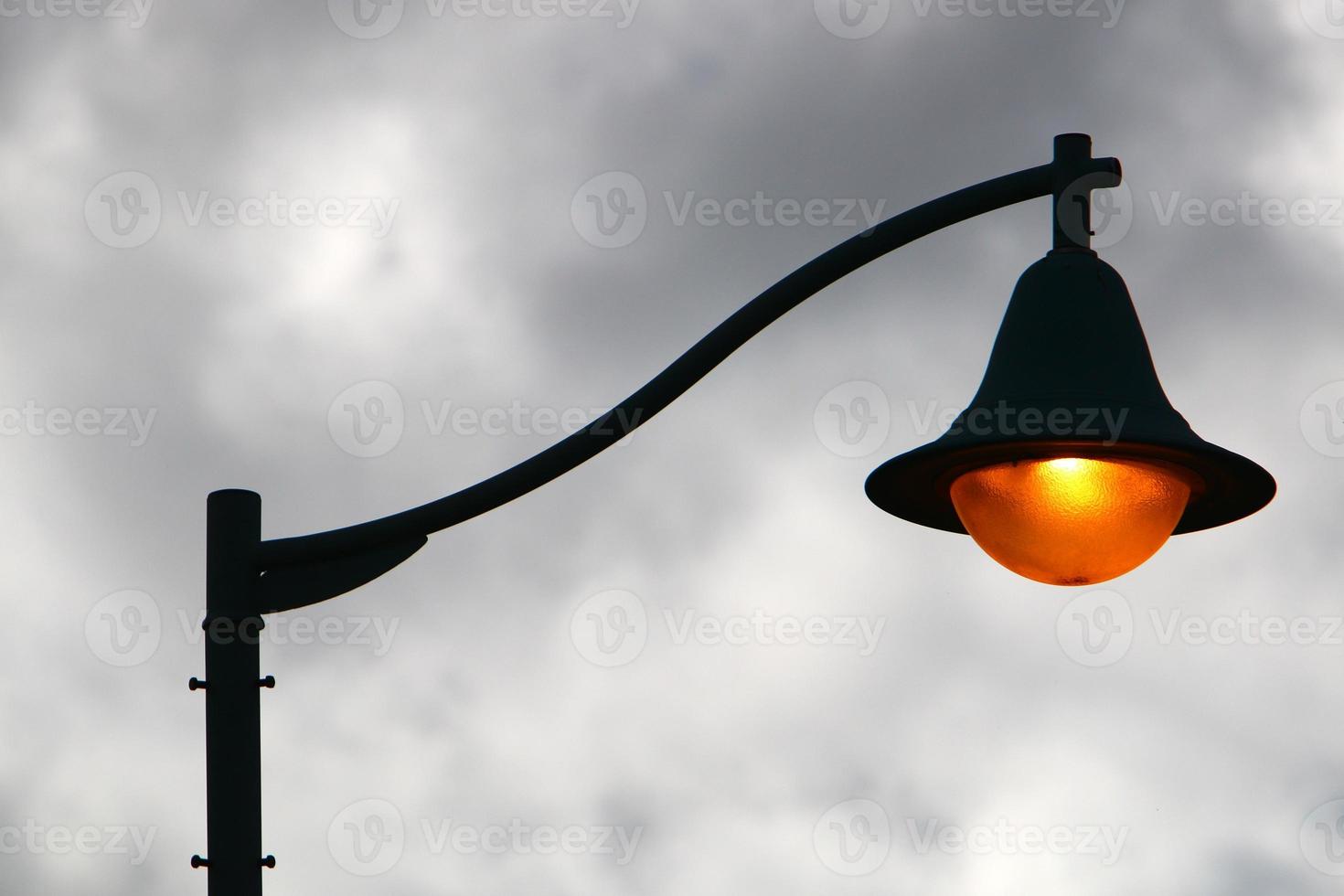 lanterne pour illuminer la rue de la ville la nuit. photo