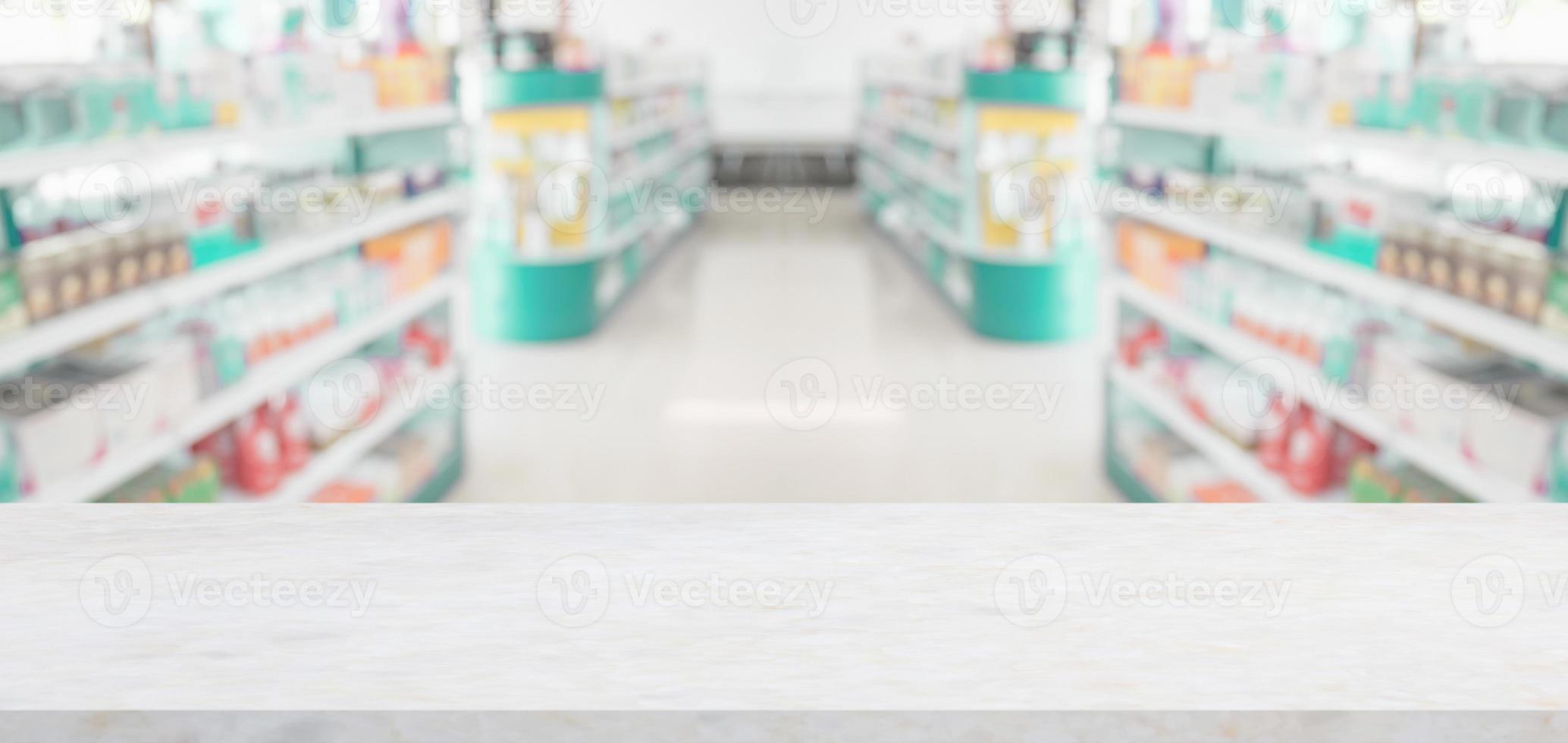 Comptoir en marbre blanc vide avec arrière-plan flou des étagères de la pharmacie de la pharmacie photo