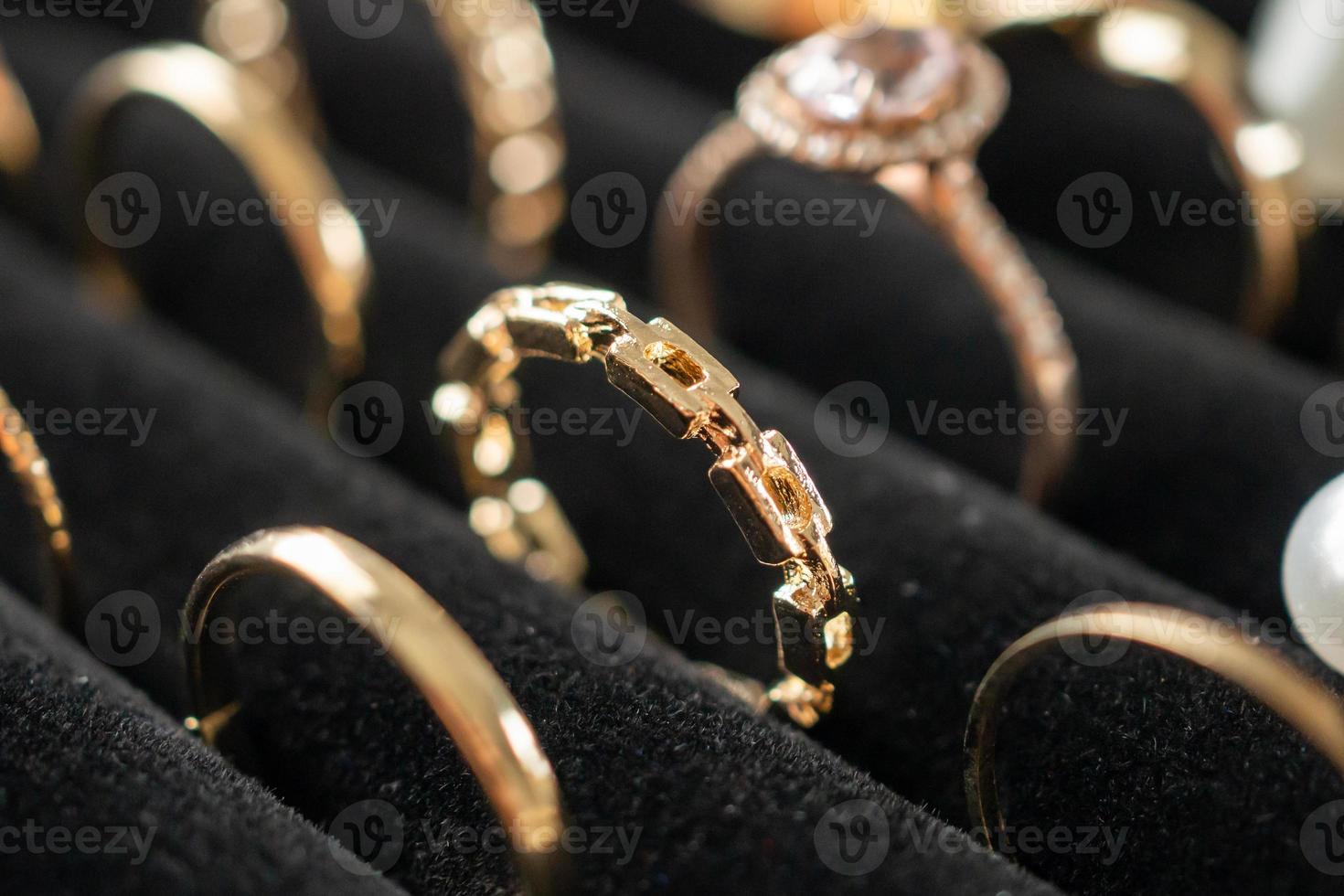 bijoux en or bagues en diamant montrent dans la vitrine d'affichage d'un magasin de détail de luxe photo