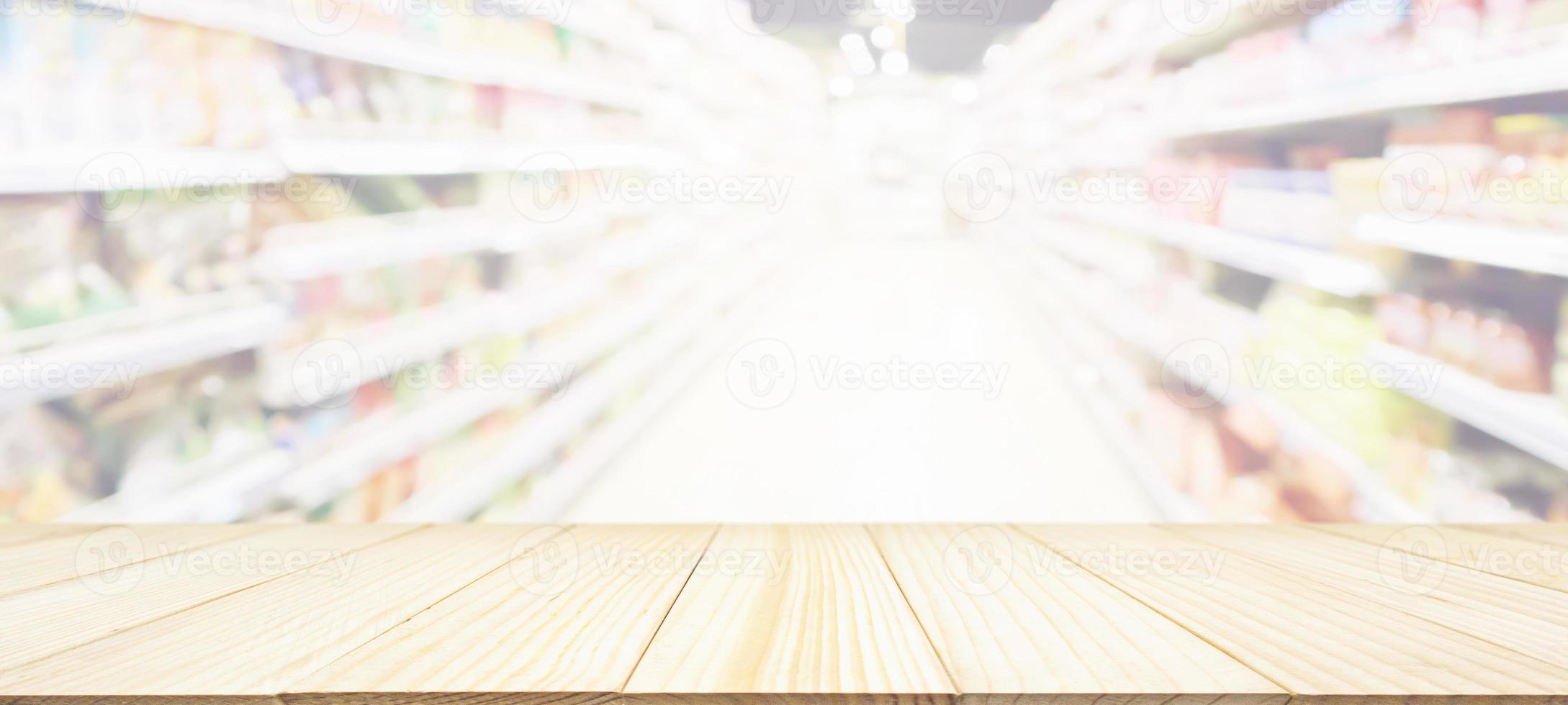 dessus de table en bois avec supermarché épicerie arrière-plan flou avec lumière bokeh pour l'affichage du produit photo