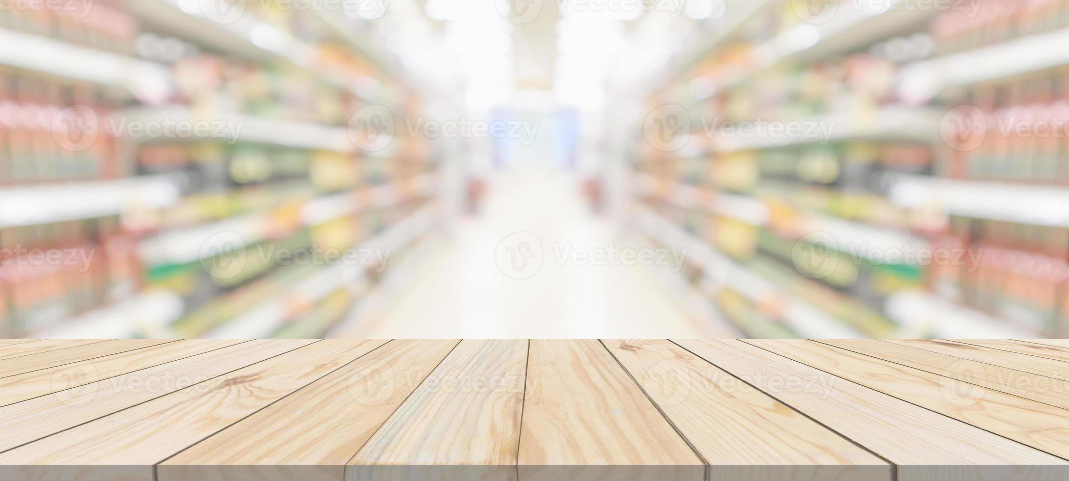 dessus de table en bois avec supermarché épicerie allée intérieur arrière-plan flou avec lumière bokeh pour l'affichage du produit photo