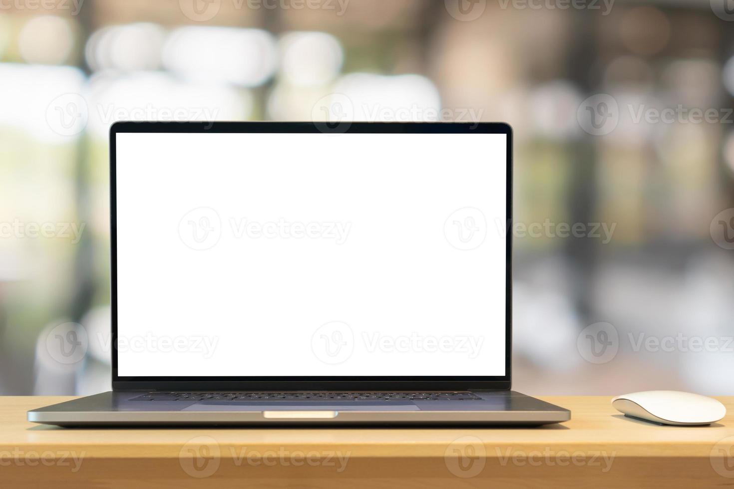 ordinateur portable avec écran blanc sur table en bois avec café café arrière-plan flou photo