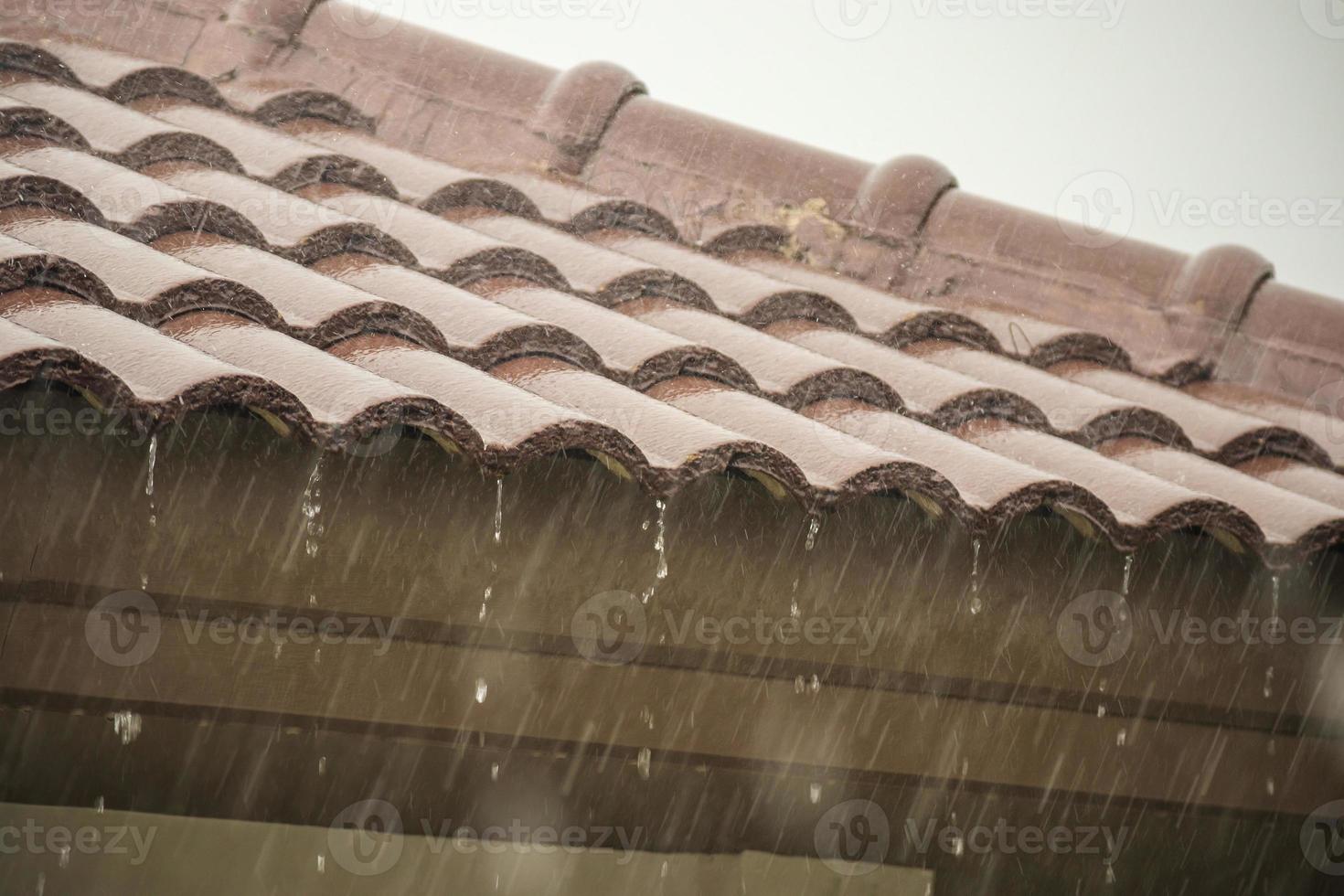 pluie tombant du toit de la maison photo