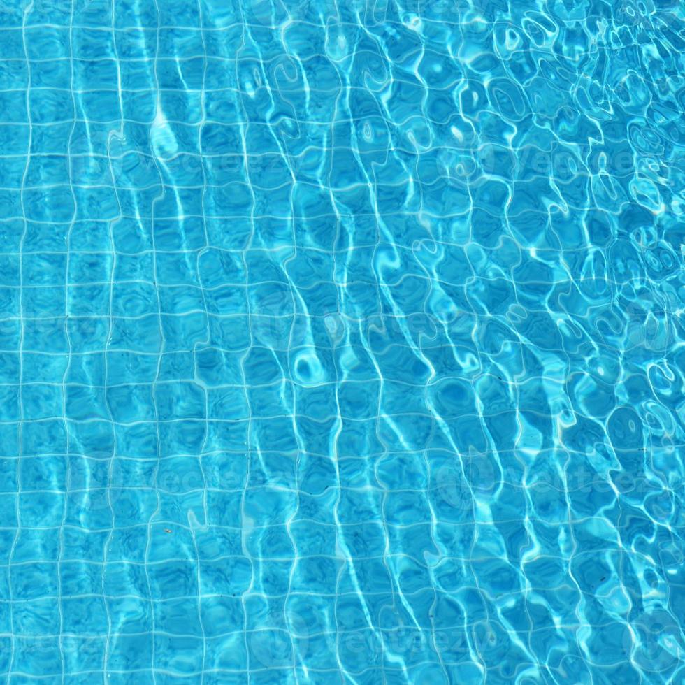 fond bleu ridée de l'eau dans la piscine photo