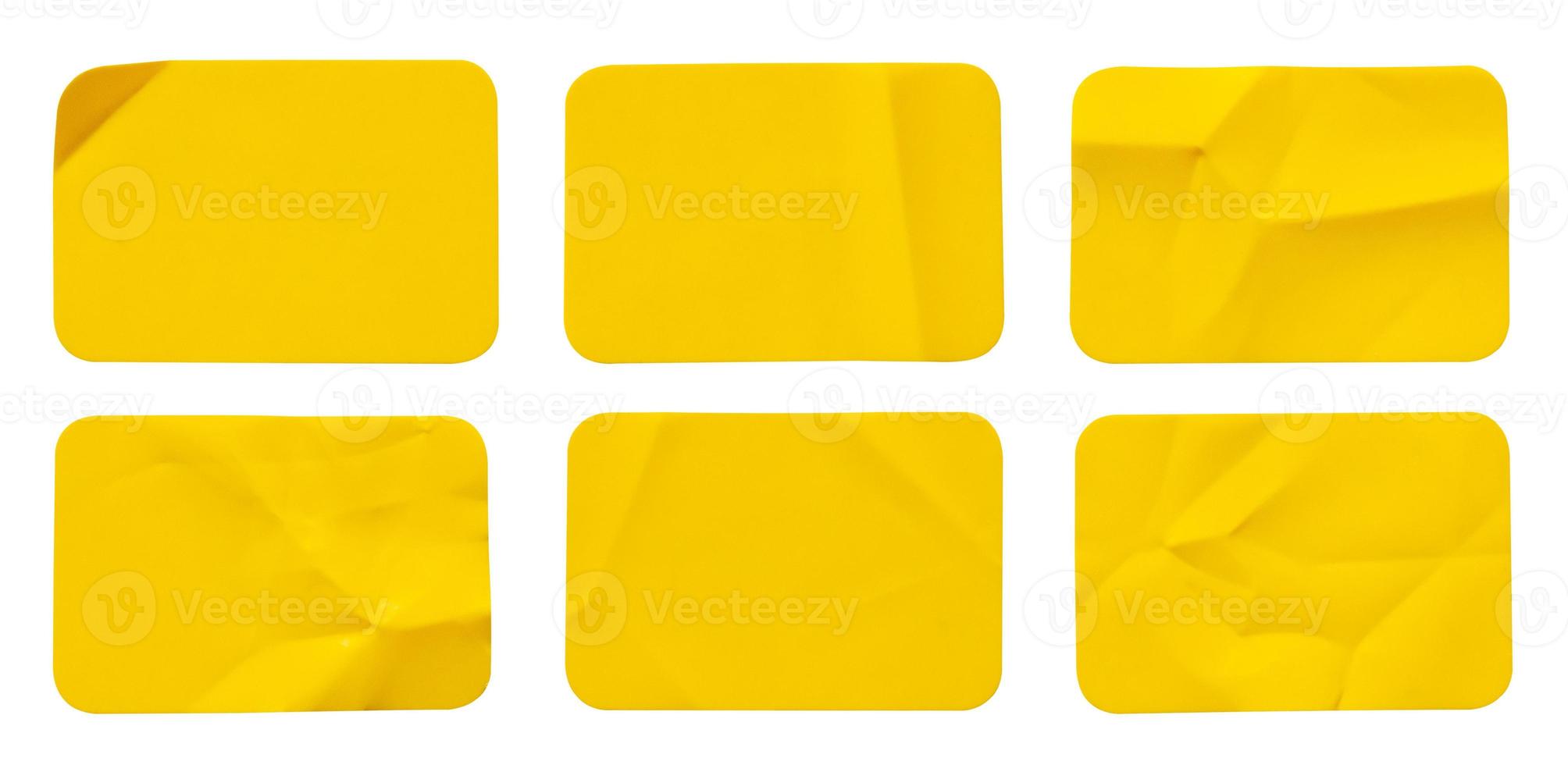 Étiquette autocollante en plastique jaune isolé sur fond blanc photo