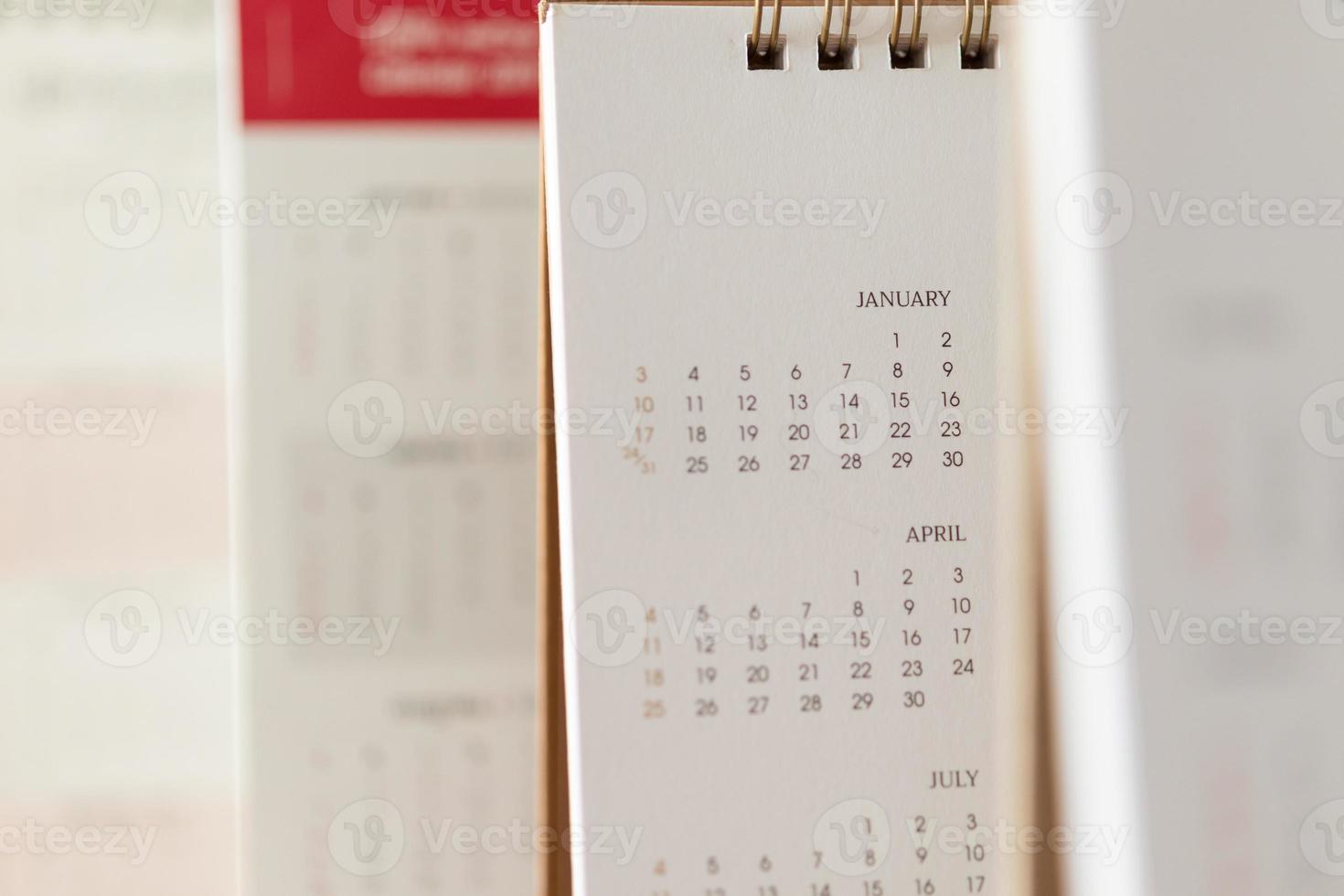 gros plan calendrier page dates et mois fond concept de réunion de rendez-vous de planification d'entreprise photo