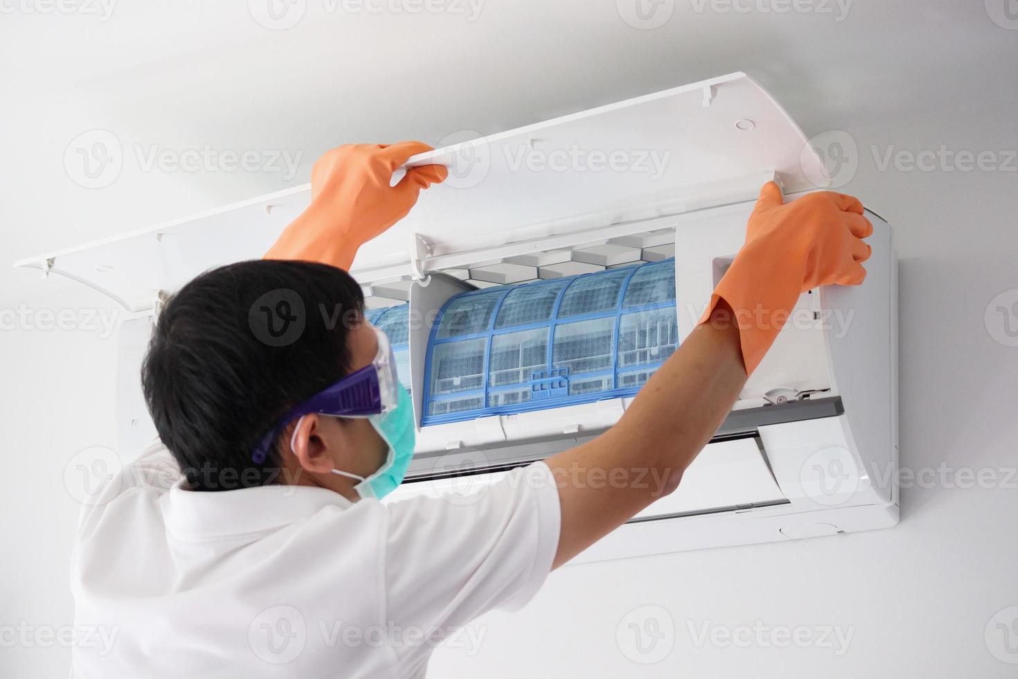 Asian man hand hold concept de nettoyage du filtre du climatiseur photo