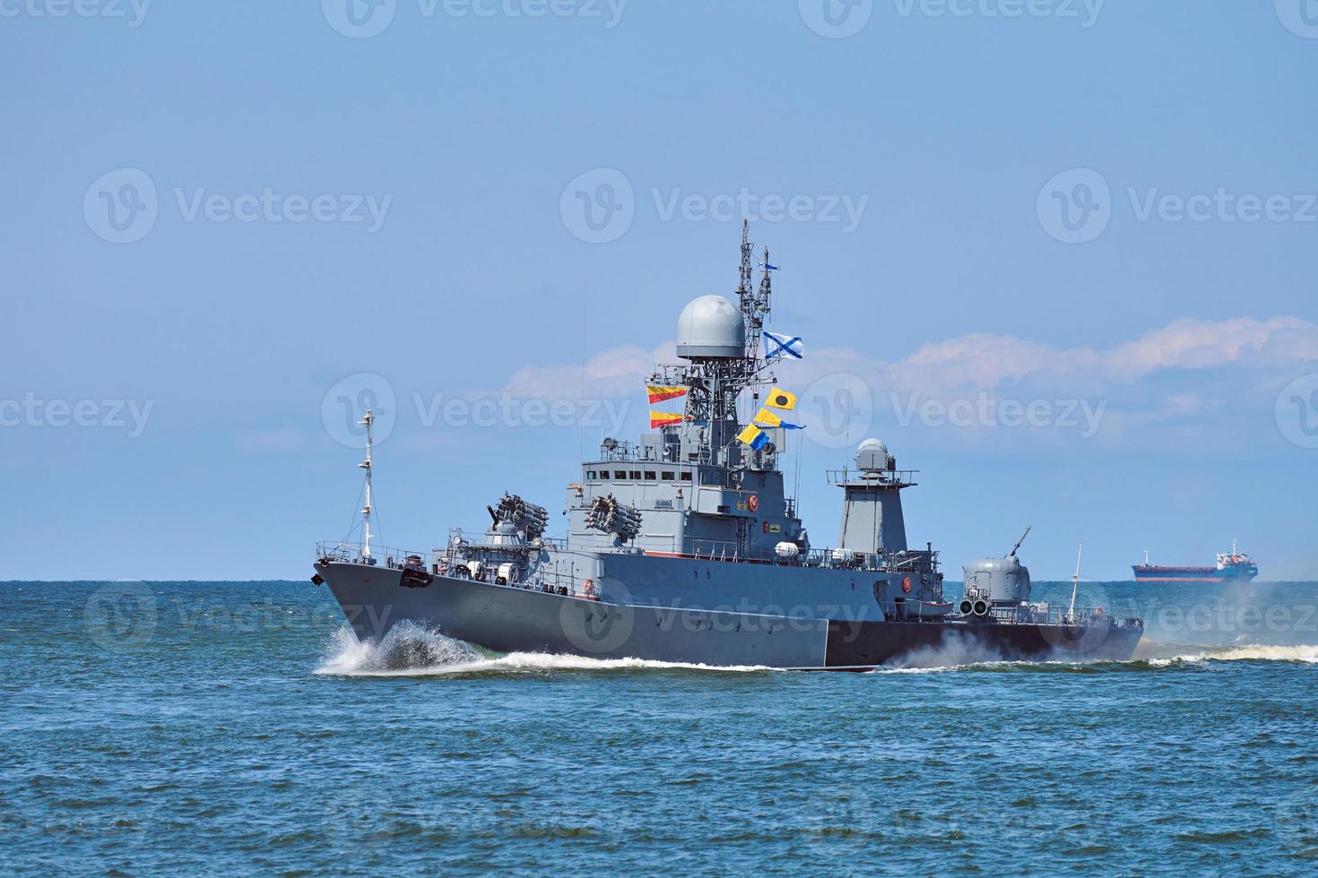 bateau lance-missiles pendant les exercices navals et le défilé, destroyer lance-missiles, navire de guerre en mer baltique photo