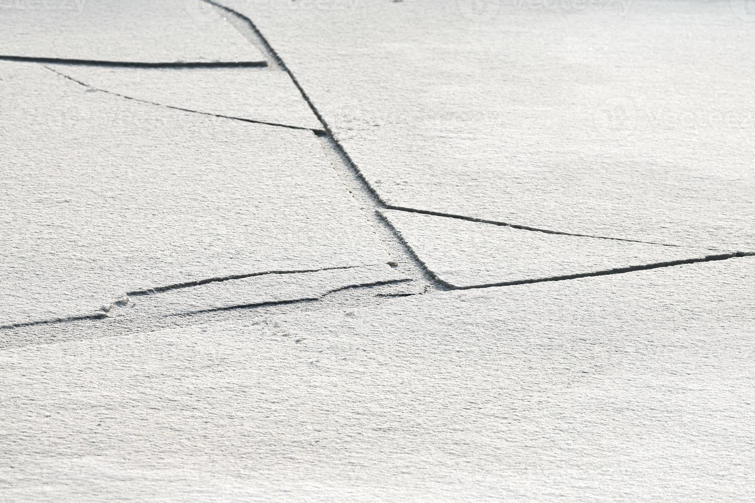 glace fissurée du lac gelé, fond de texture de glace photo