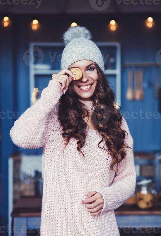 fille aux cheveux longs dans des vêtements d'hiver chauds photo