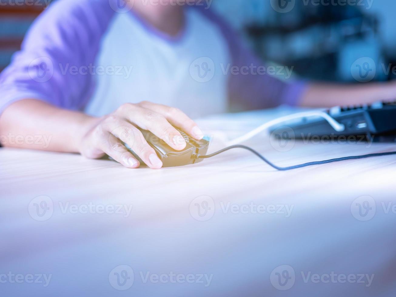 poignée de mise au point souris noire avec long câble utilisez votre doigt pour contrôler les boutons gauche et droit pour fonctionner. sur la table de travail, grain de bois brun clair. sans tapis de souris photo