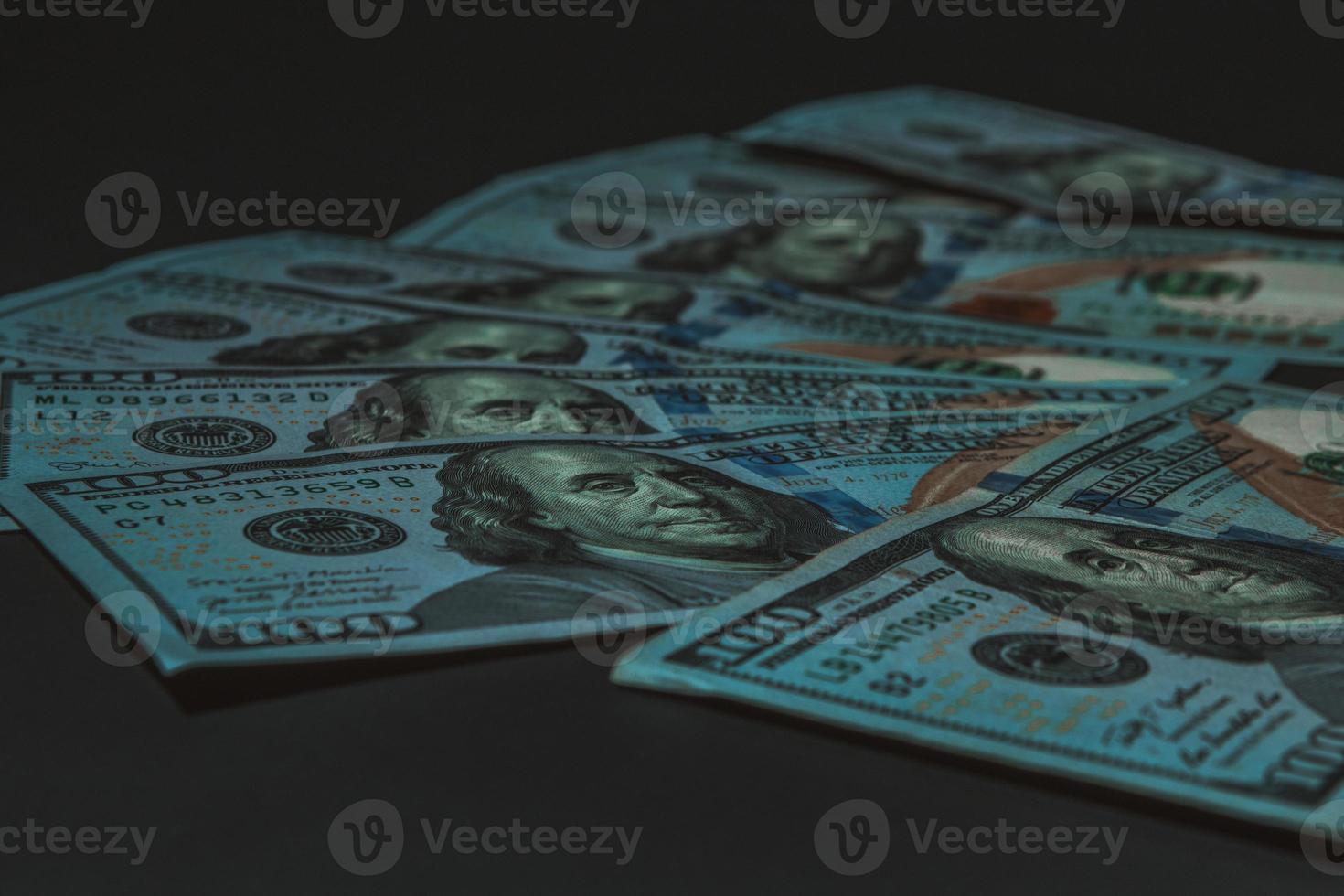100 dollars américains, billets de 100 dollars américains sur la table, contexte financier photo