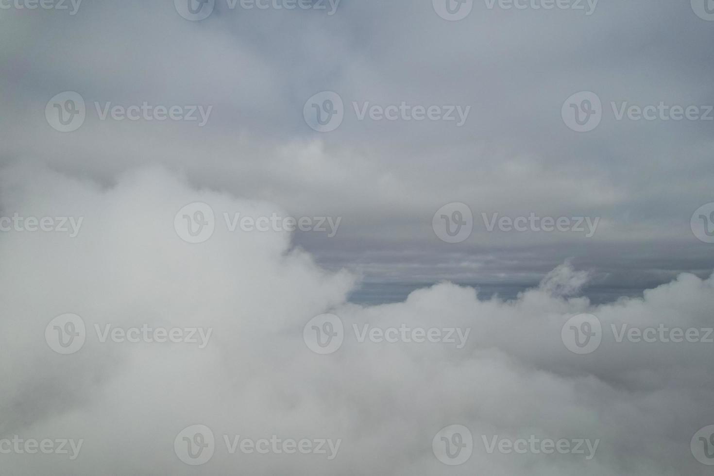 beau ciel avec des nuages dramatiques images à angle élevé du drone au-dessus de la ville d'angleterre royaume-uni photo