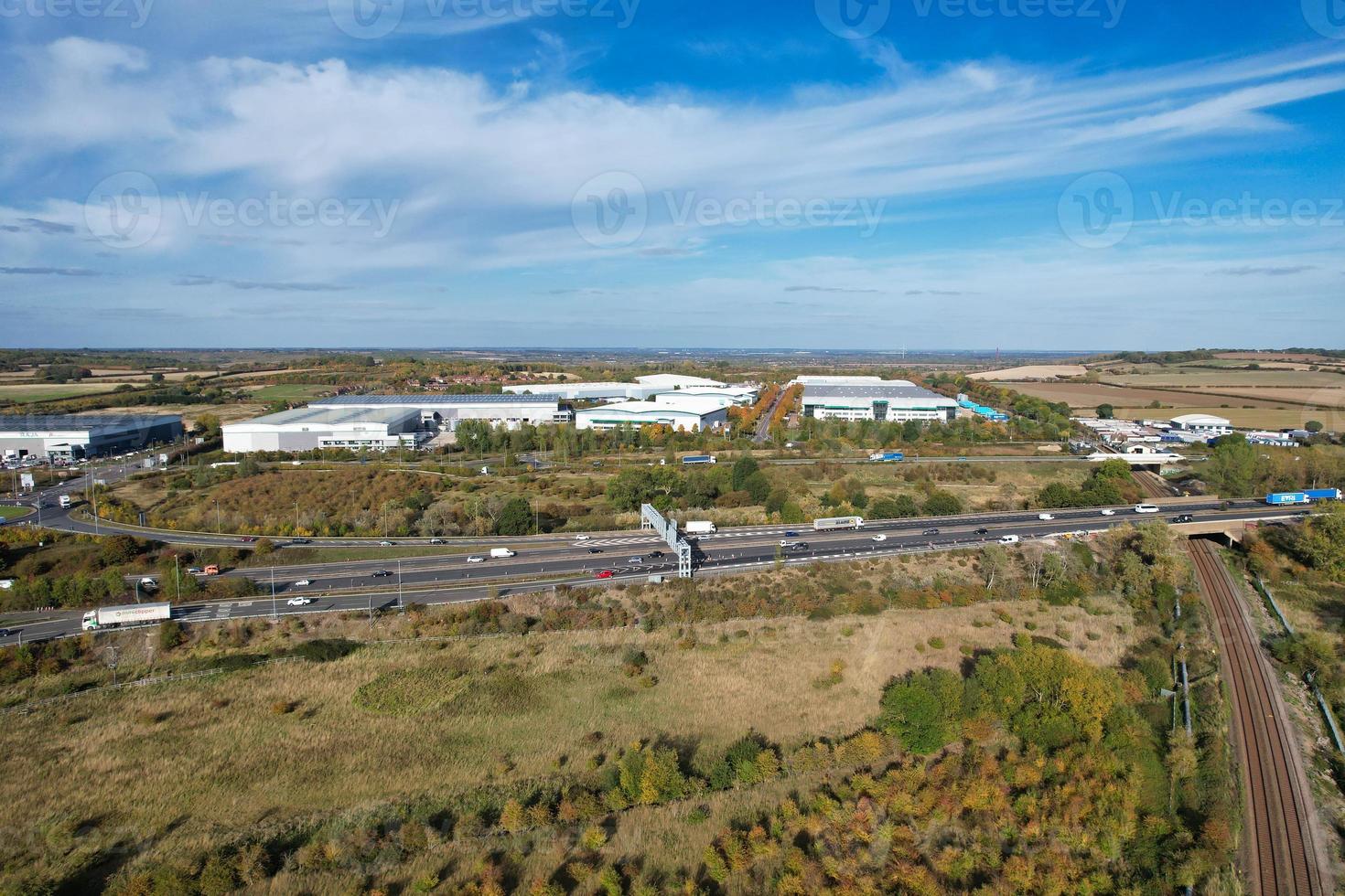 vue aérienne des routes britanniques et du trafic par une journée ensoleillée photo