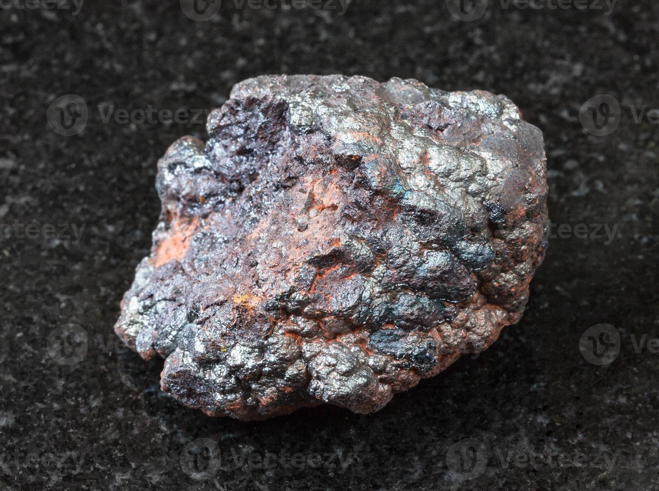 pierre de goethite brute sur noir photo