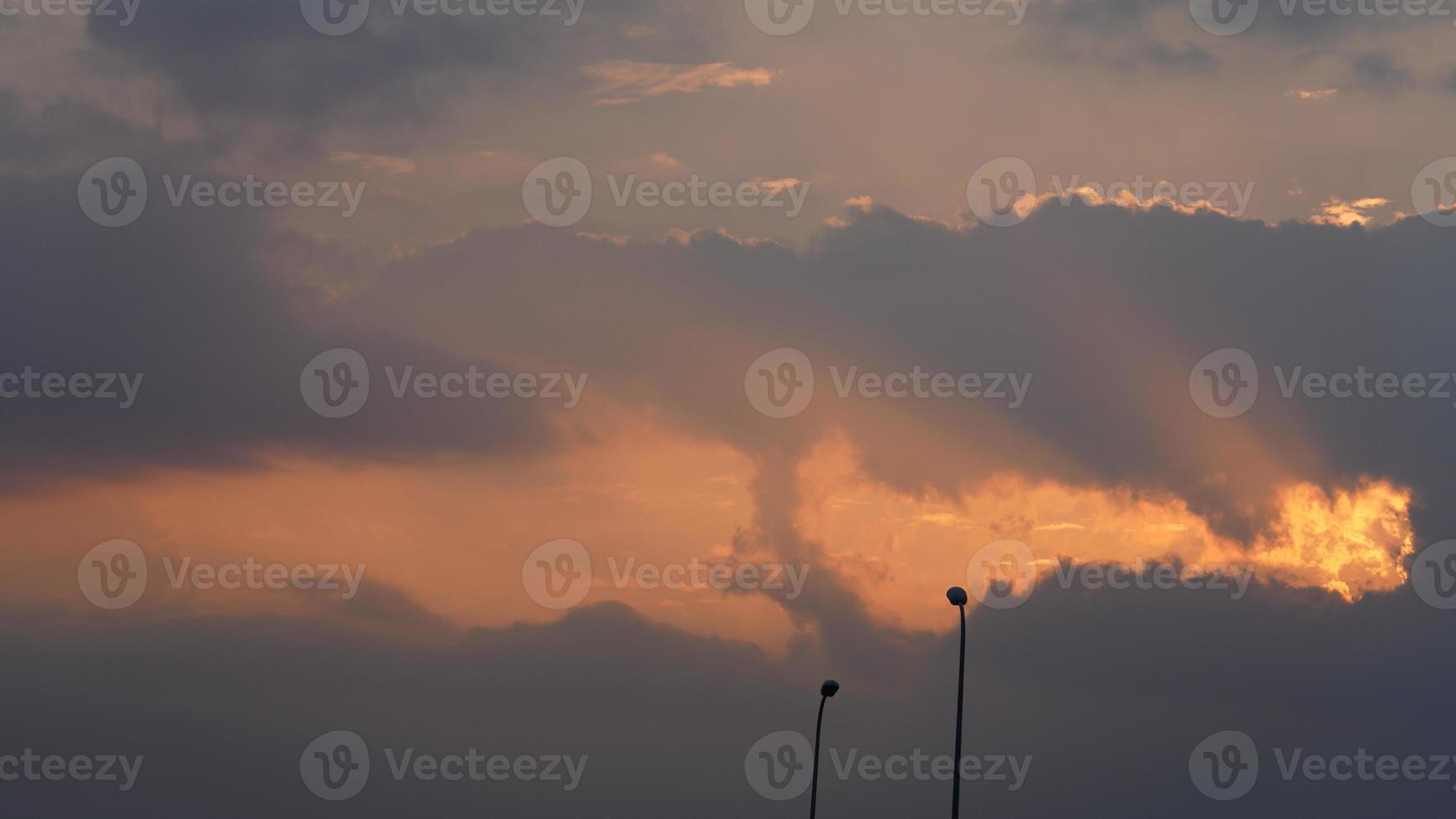 la belle vue sur le coucher du soleil avec les nuages colorés et le ciel de la ville photo