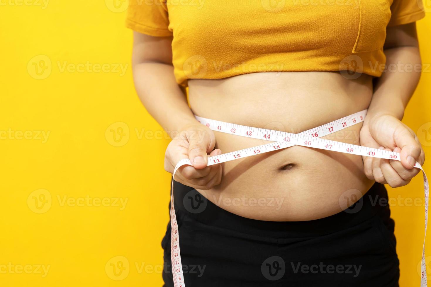 une femme obèse veut faire de l'exercice et contrôler son poids. photo