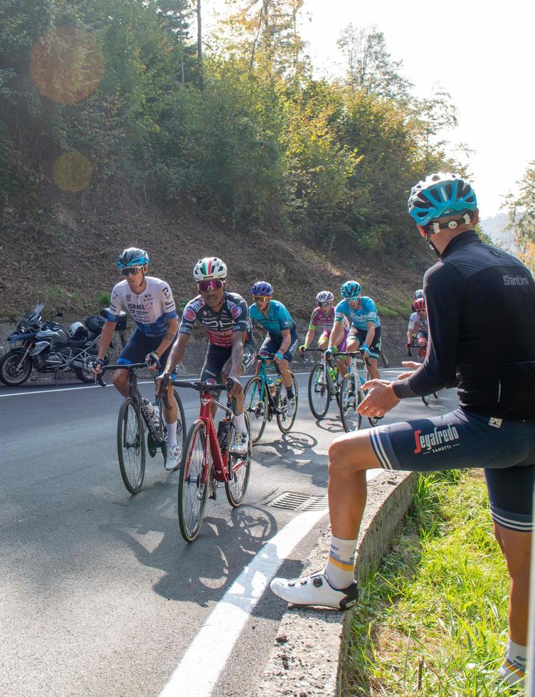 italie 2022 giro di lombardia cyclistes de groupe engagés dans l'ascension de dossena photo