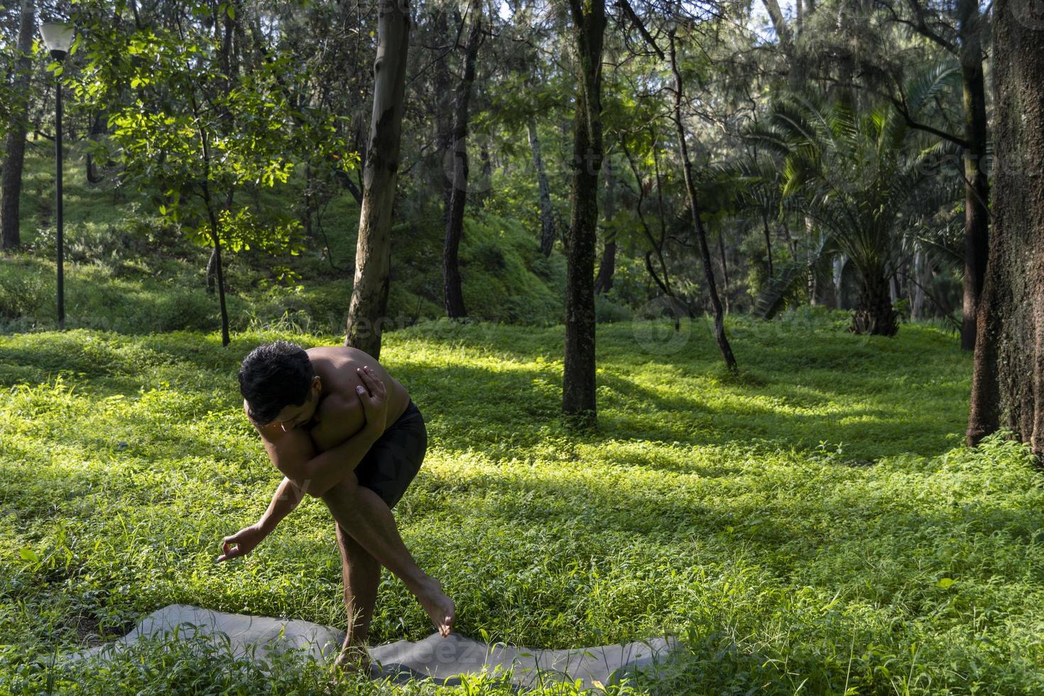 homme hispanique et latin, méditant au milieu d'une forêt, recevant des rayons de soleil, peau brune, mexique photo