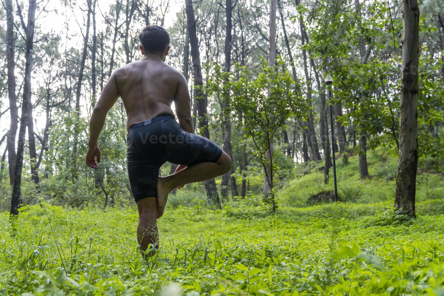 Jeune homme, faisant du yoga ou du reiki, dans la végétation très verte de la forêt, au Mexique, Guadalajara, bosque colomos, hispanique, photo