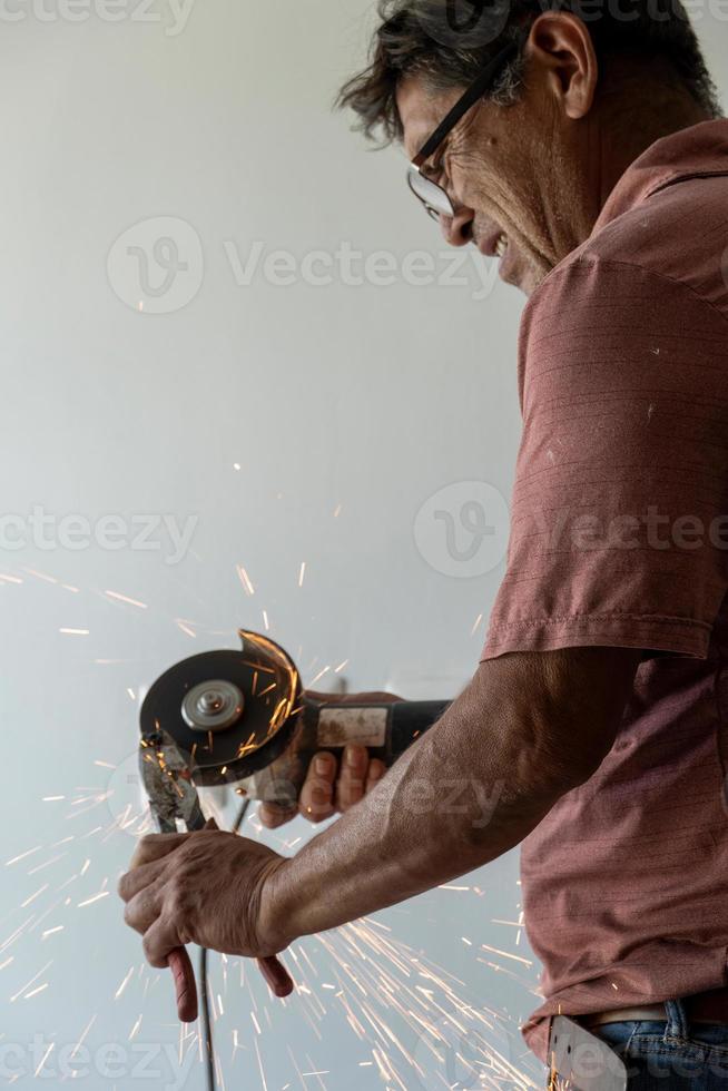 homme latino à la recherche d'outils dans sa boîte à outils, hispanique, avec tournevis à la main photo