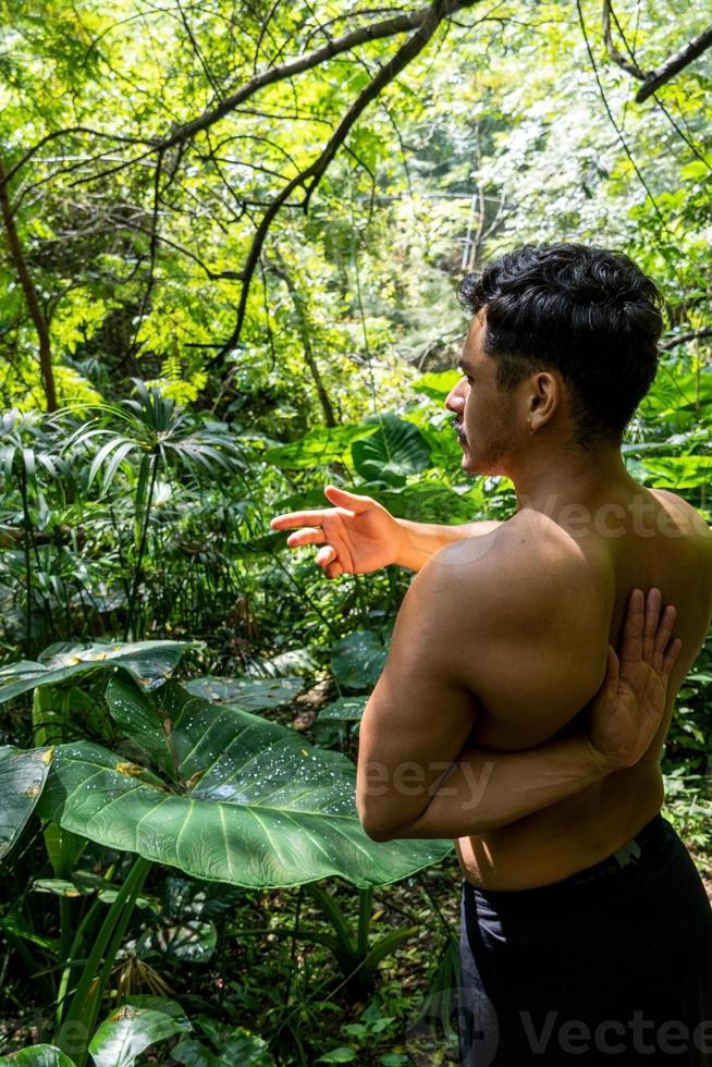 méditation de yoga à l'extérieur. brillant sept tous les chakras. L'homme pratique le yoga, Mexique, Gualdajara photo