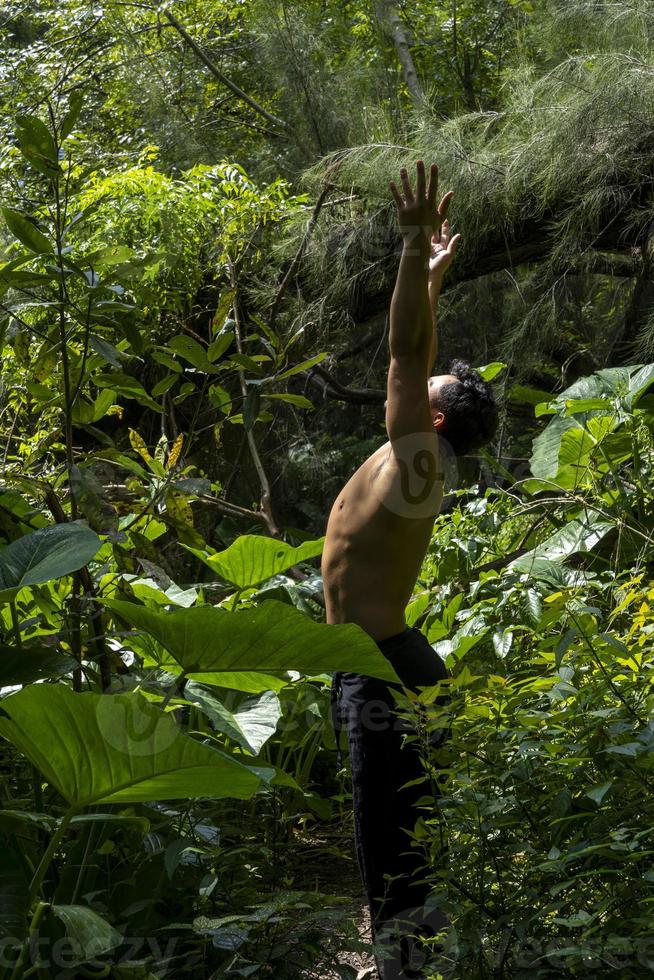 homme vu de près, sans chemise faisant des étirements sur un tapis de yoga, exercice, amérique latine photo