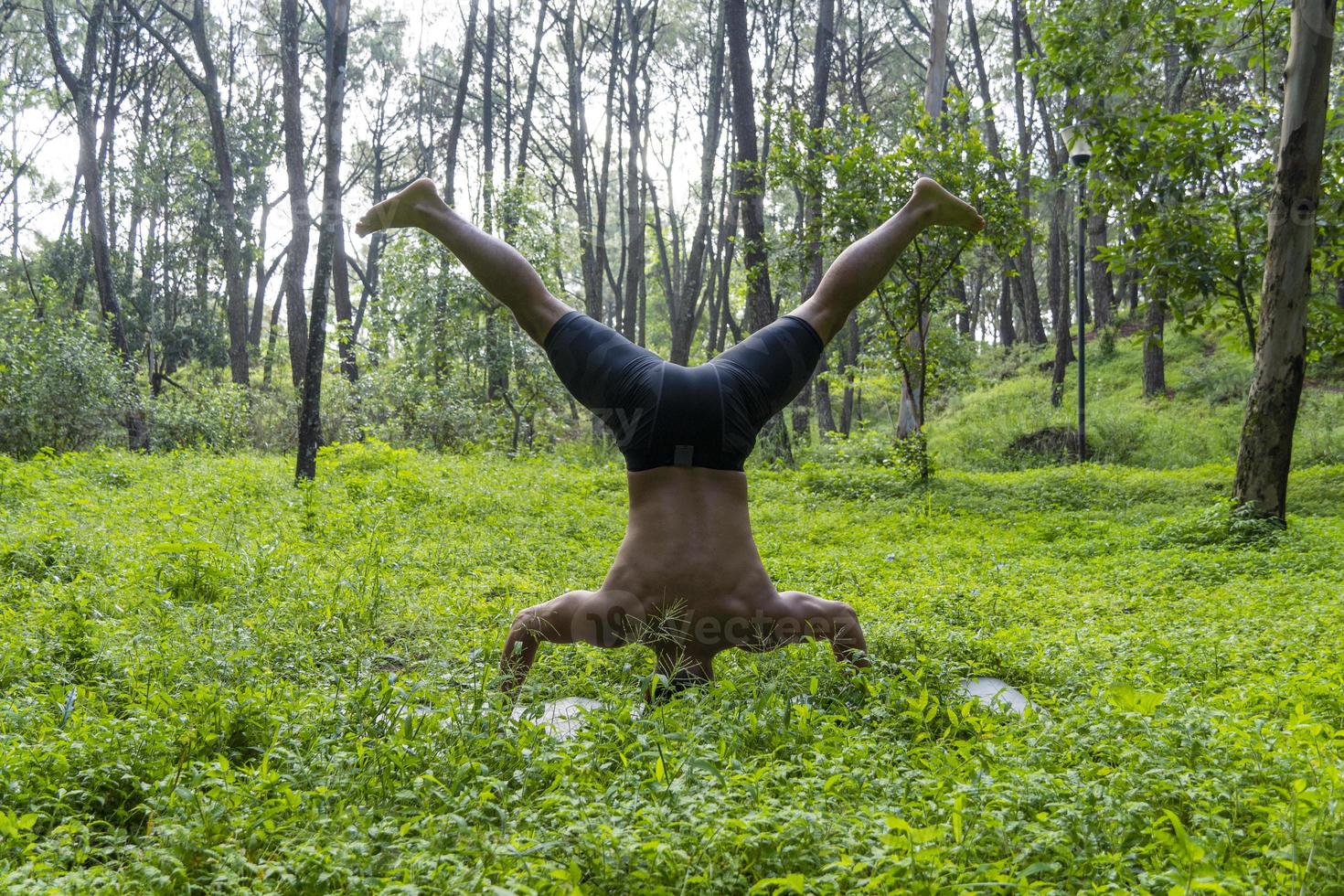 Jeune homme, faisant du yoga ou du reiki, dans la végétation très verte de la forêt, au Mexique, Guadalajara, bosque colomos, hispanique, photo