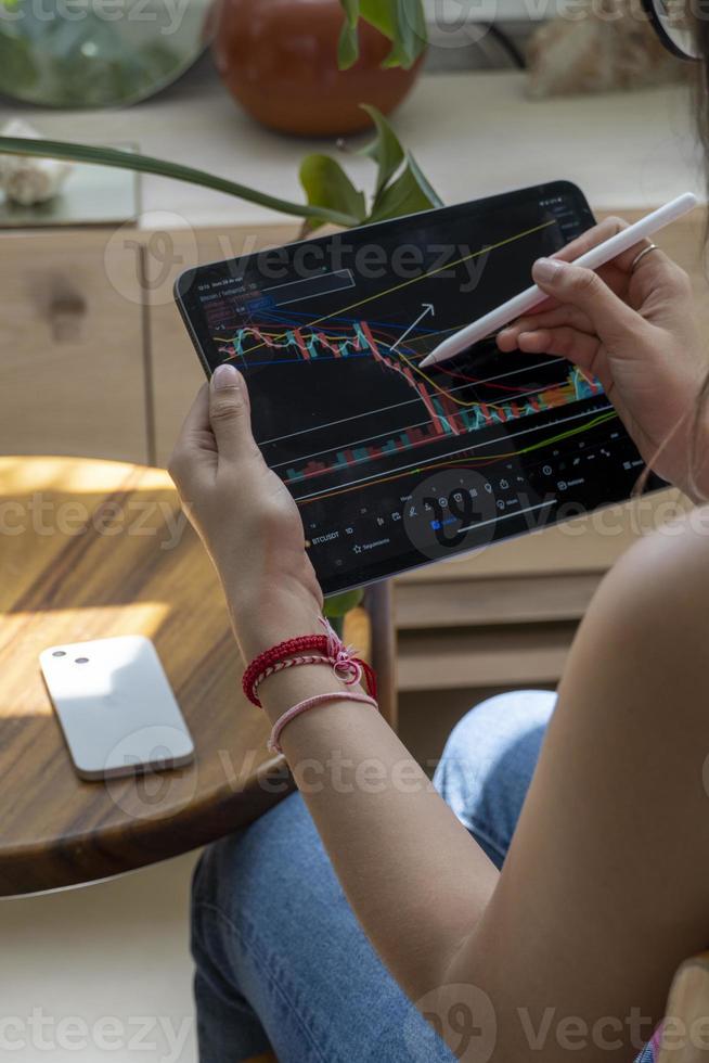 jeune femme travaillant au bureau moderne. graphique et indicateur de prix technique photo