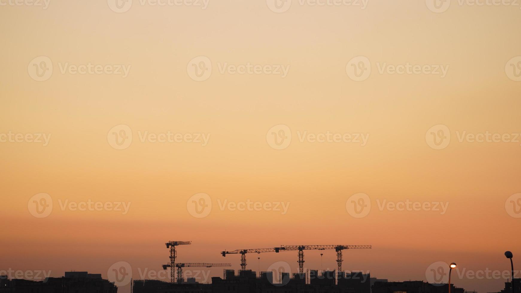 la belle vue sur le coucher du soleil avec les nuages colorés et le ciel de la ville photo