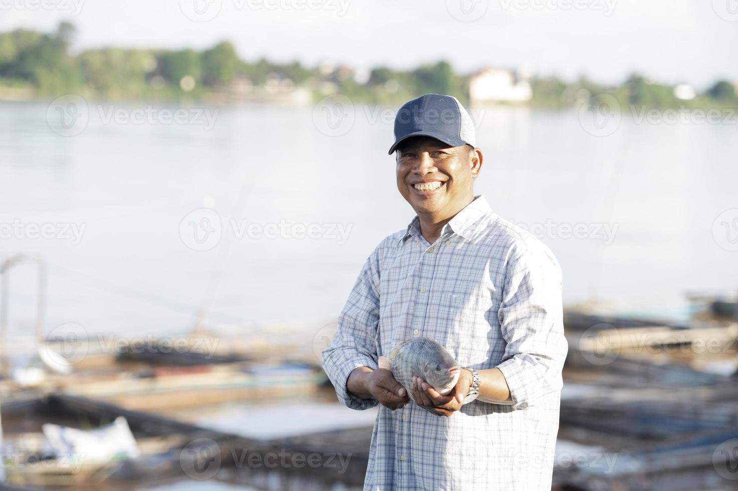 les pisciculteurs de la ferme de tilapia attrapent de gros tilapias vivants pour les exporter vers le marché aux poissons. tilapia frais. photo