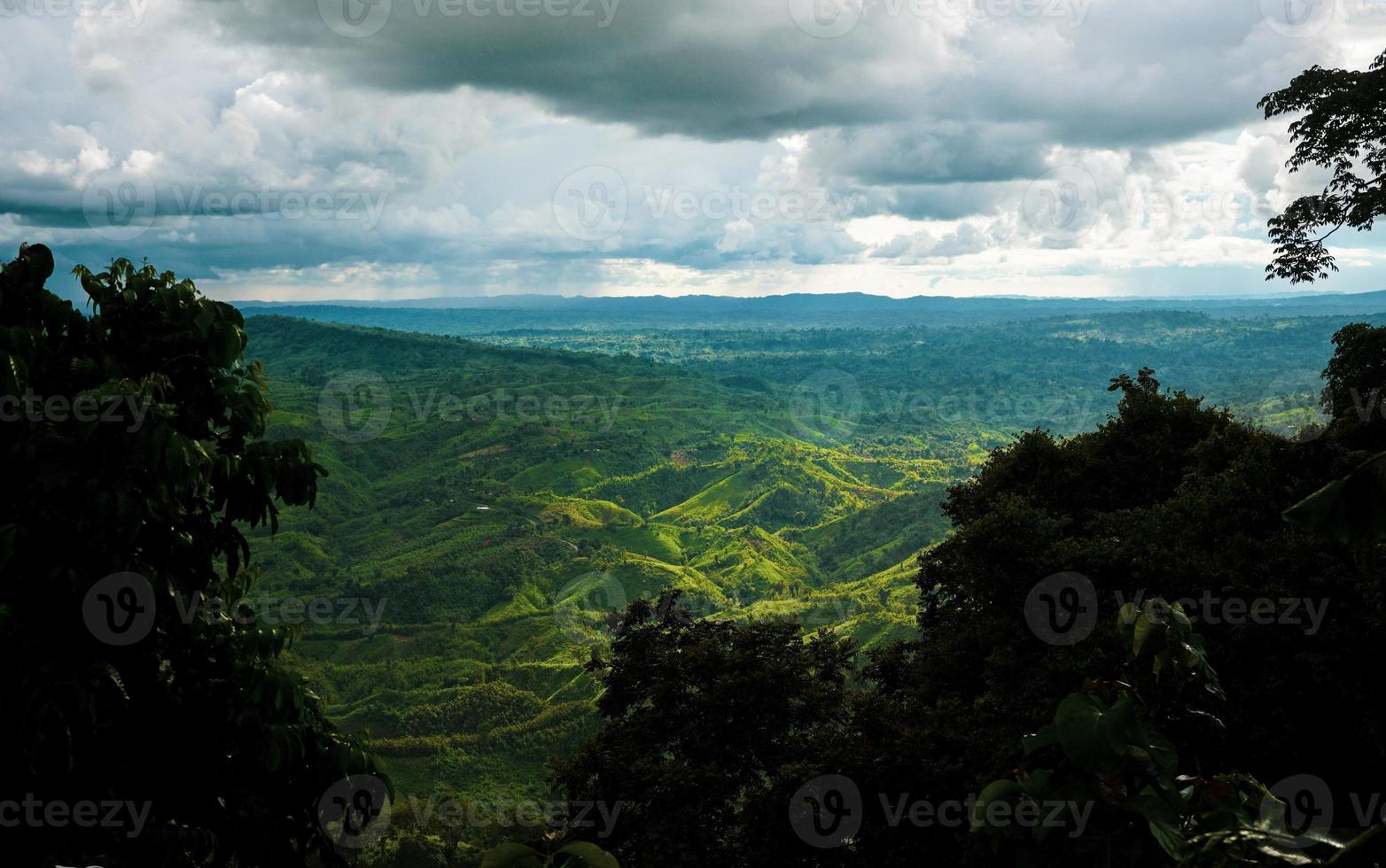 montagnes au-delà de l'horizon avec des nuages dansants photo