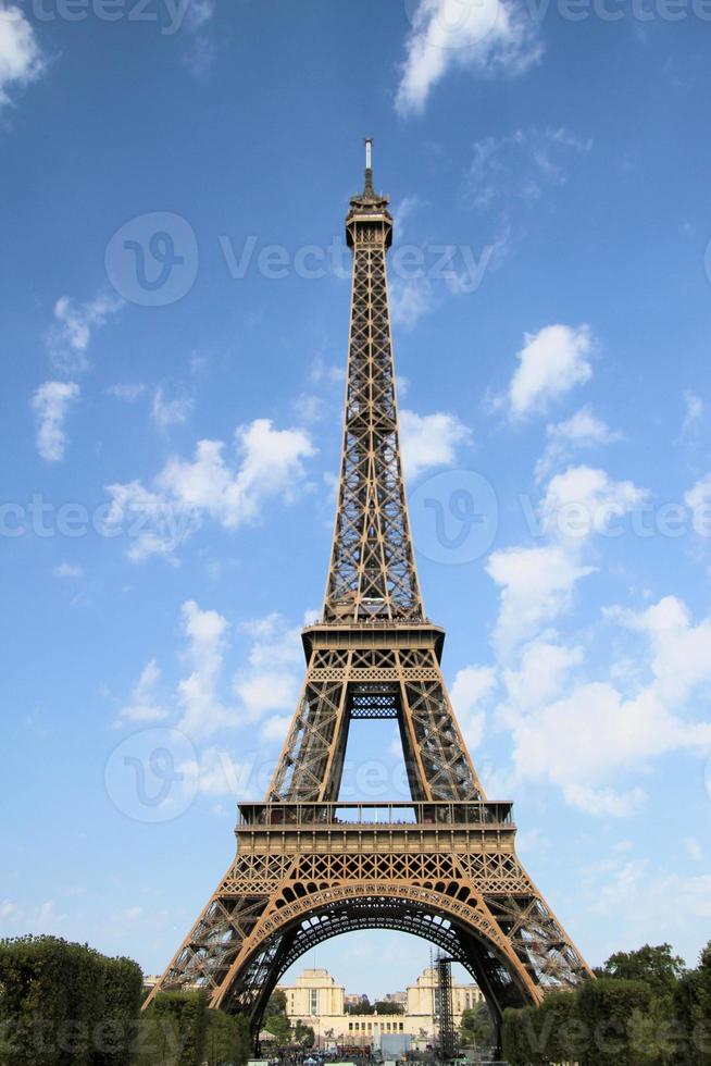 une vue panoramique sur paris sous le soleil d'été photo