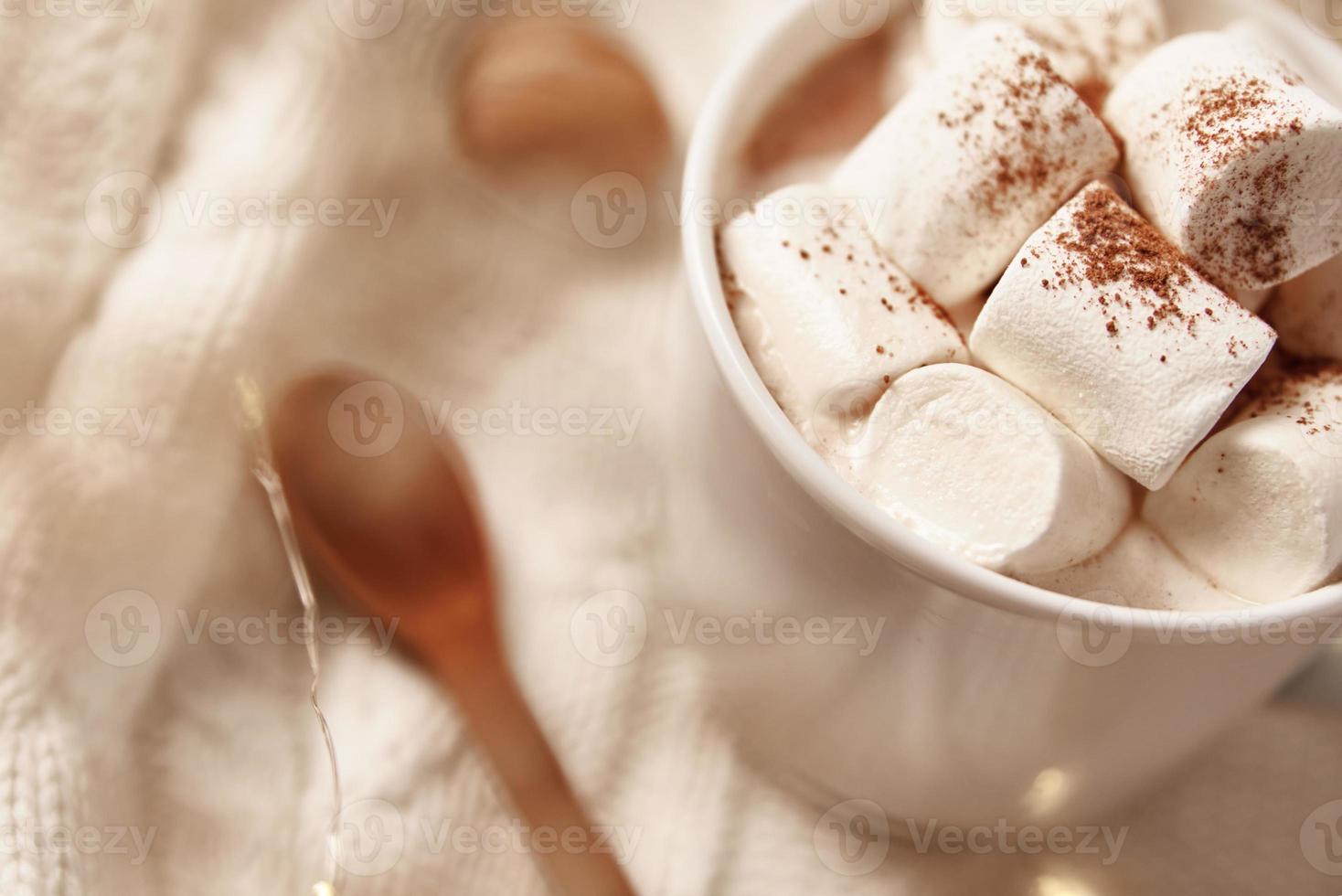 chocolat chaud avec guimauve et décorations de noël. maison confortable d'hiver photo