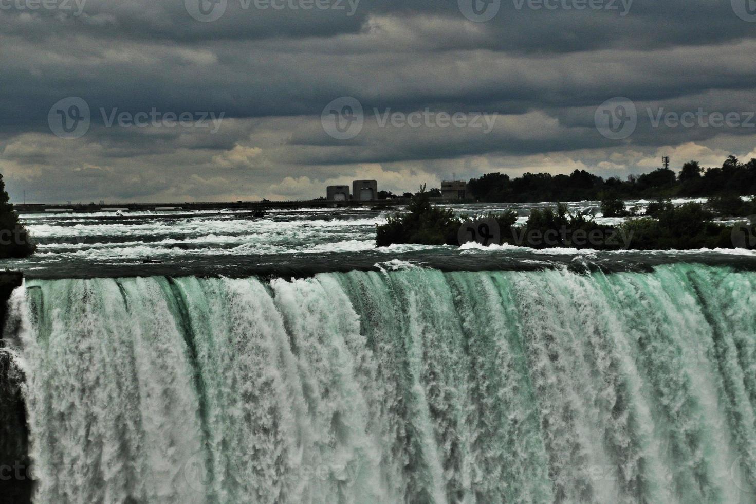 une vue sur les chutes du niagara du côté canadien photo