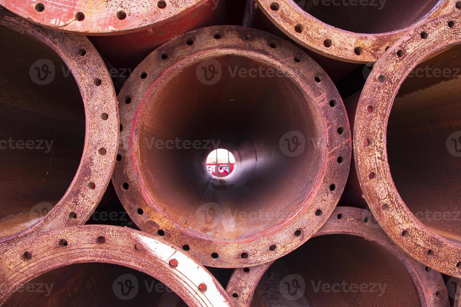 un arrière-plan industriel de texture de pile de tuyaux en fer rouillé photo